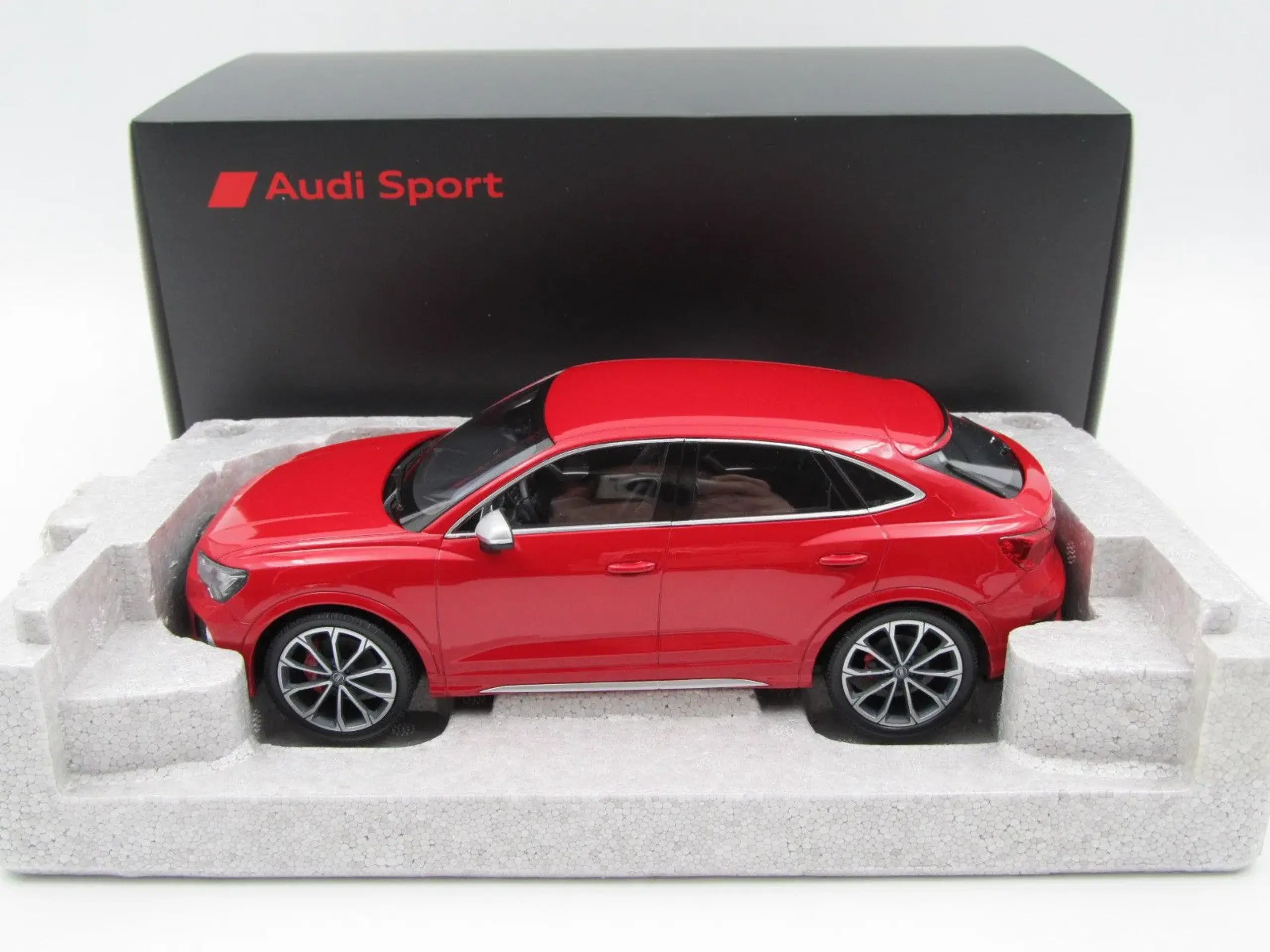 2019 Audi RSQ3 Sportback 1:18  MINICHAMPS