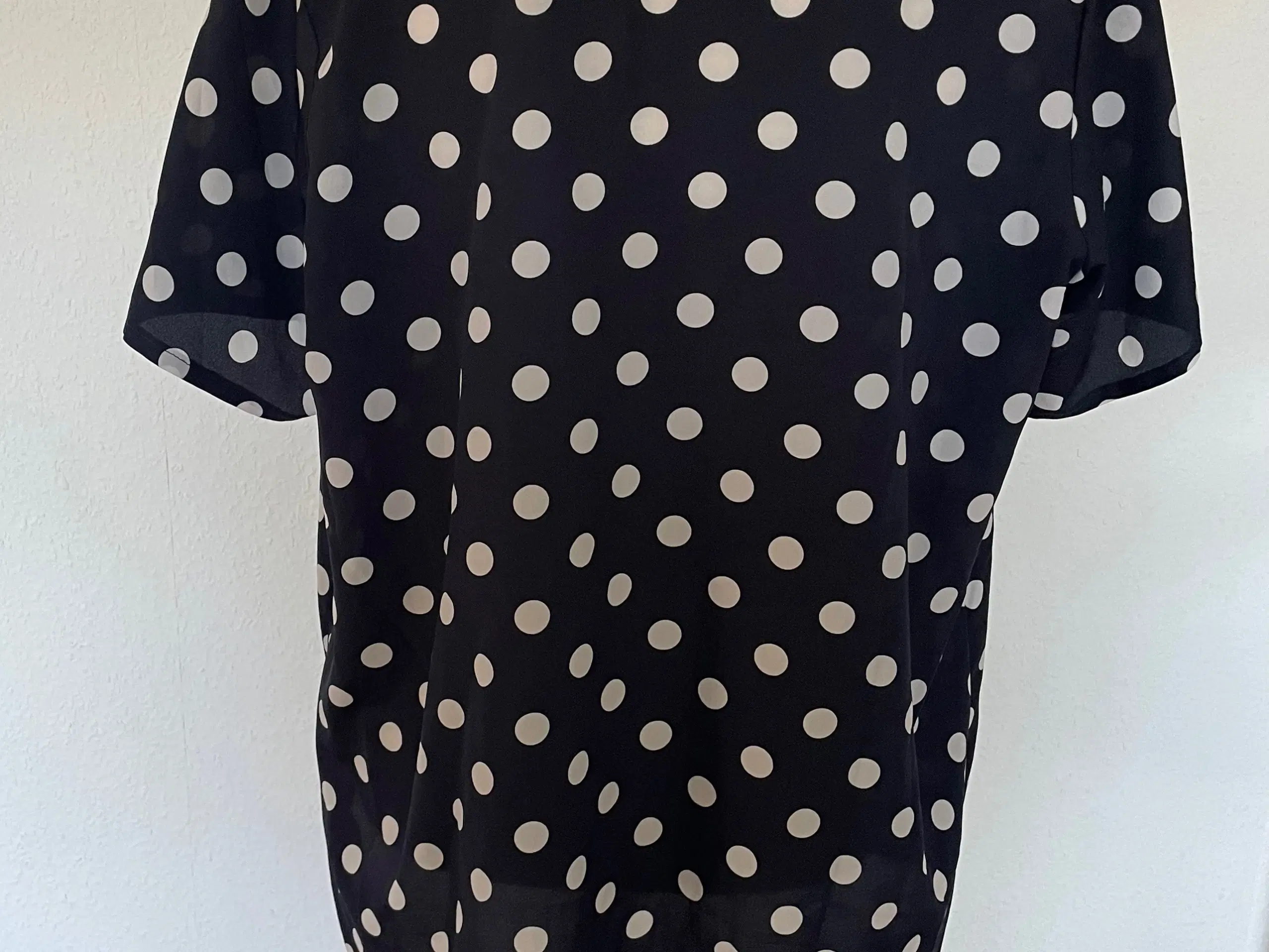 NEDSAT Asos Curve bluse m kort ærme str  48