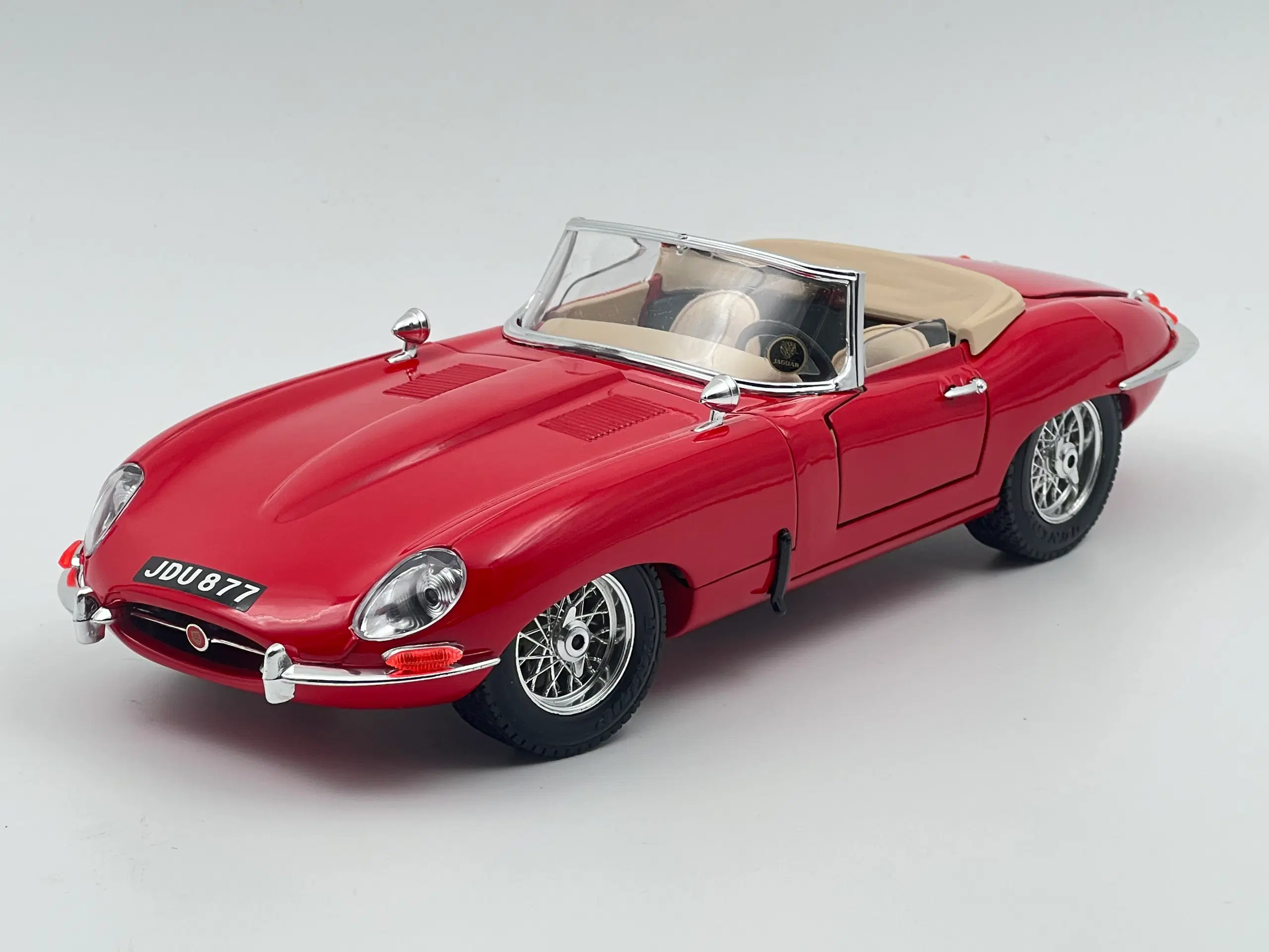 1961 Jaguar E-Type Cabriolet - 1:18