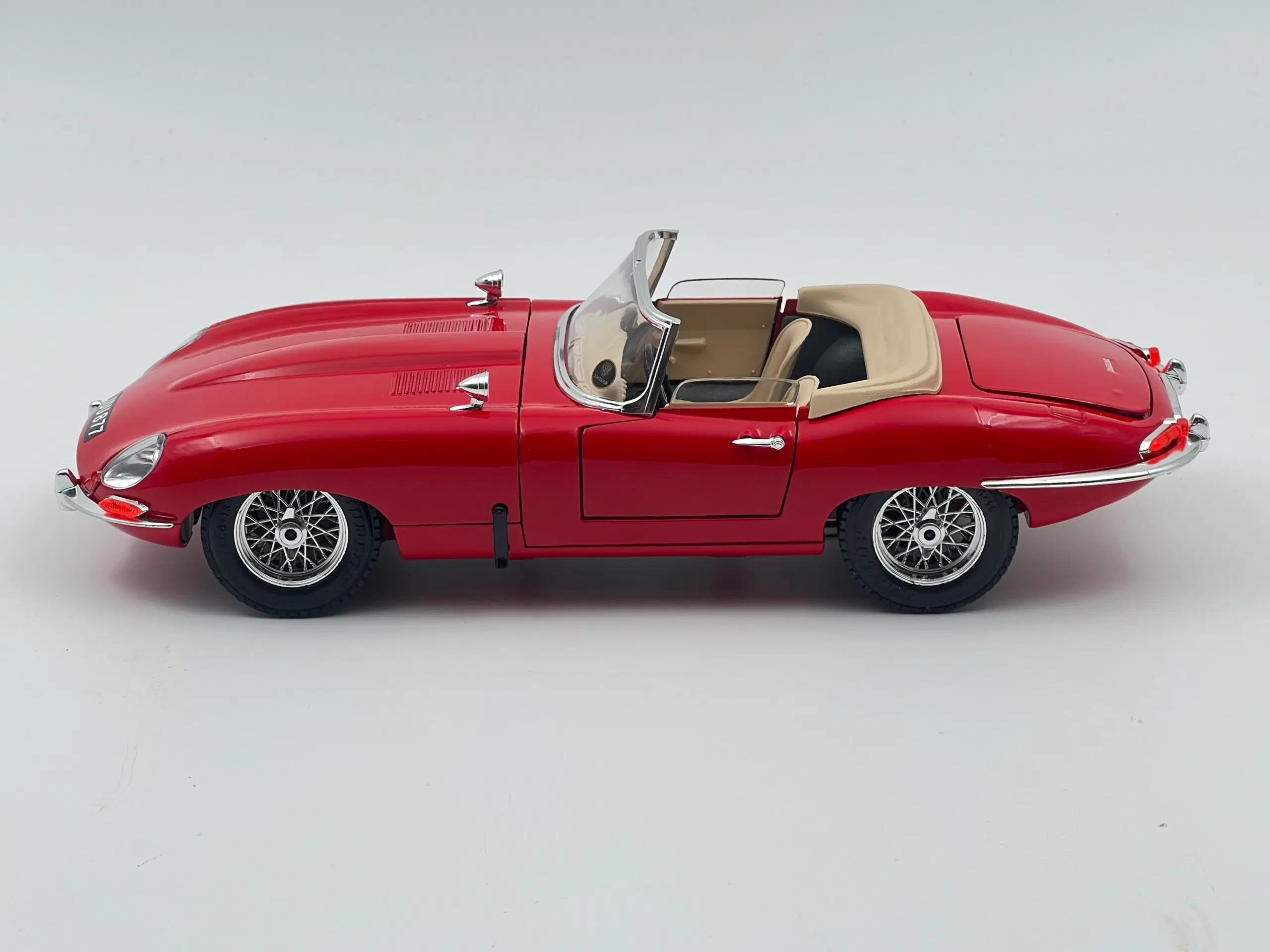 1961 Jaguar E-Type Cabriolet - 1:18