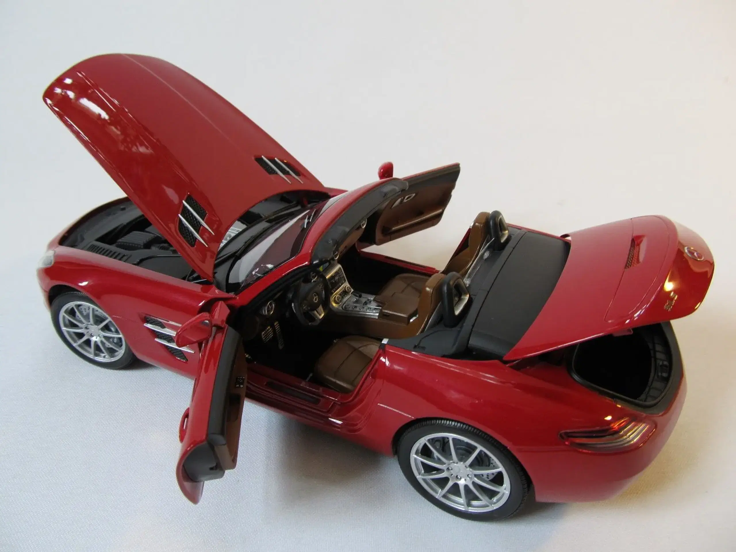 2011 Mercedes-Benz SLS AMG 1:18