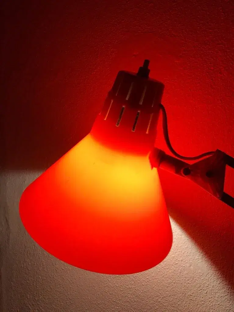 Rød-orange flot arkitektlampe