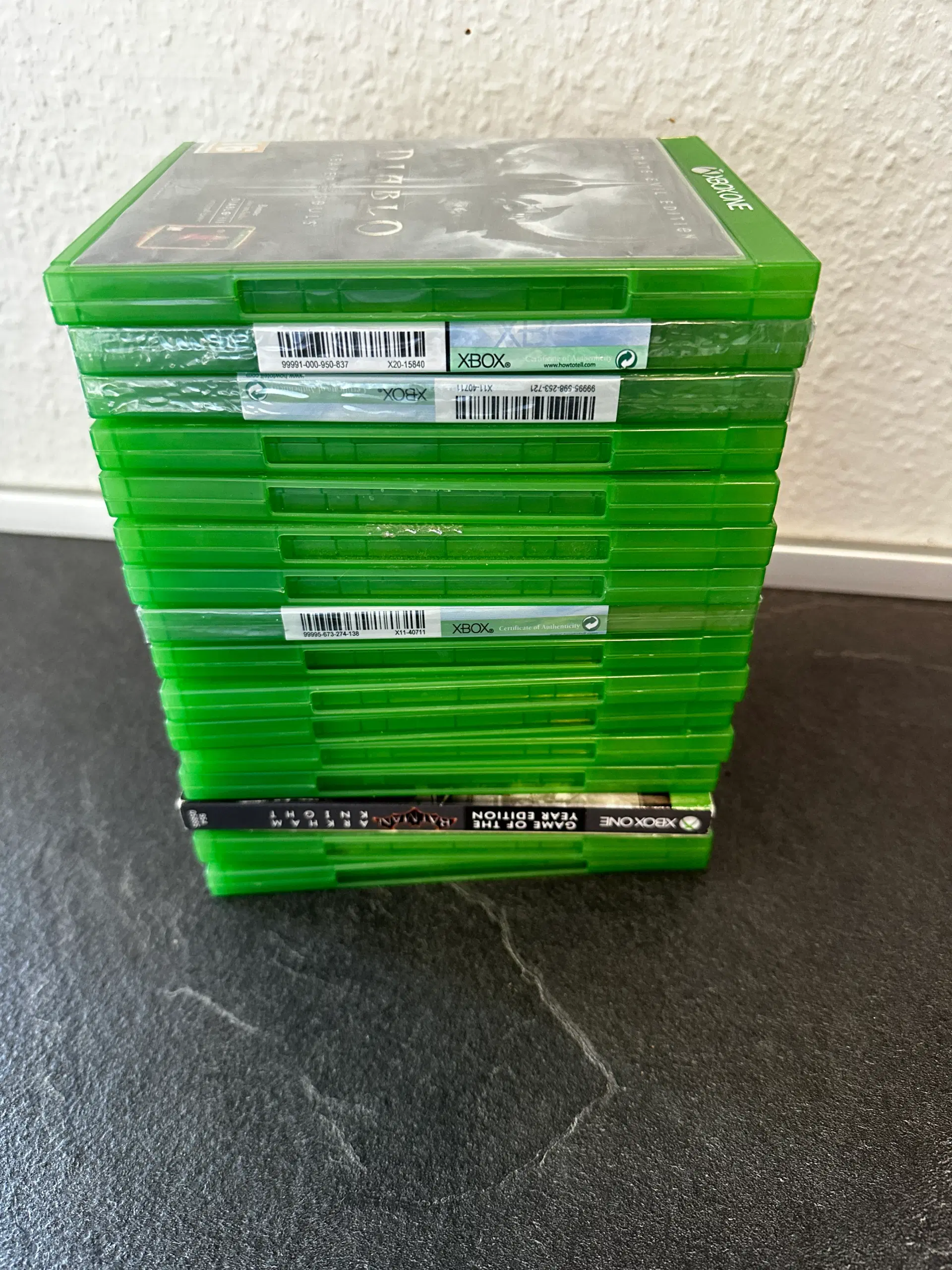 Xbox One S med original kasse og 16 spil