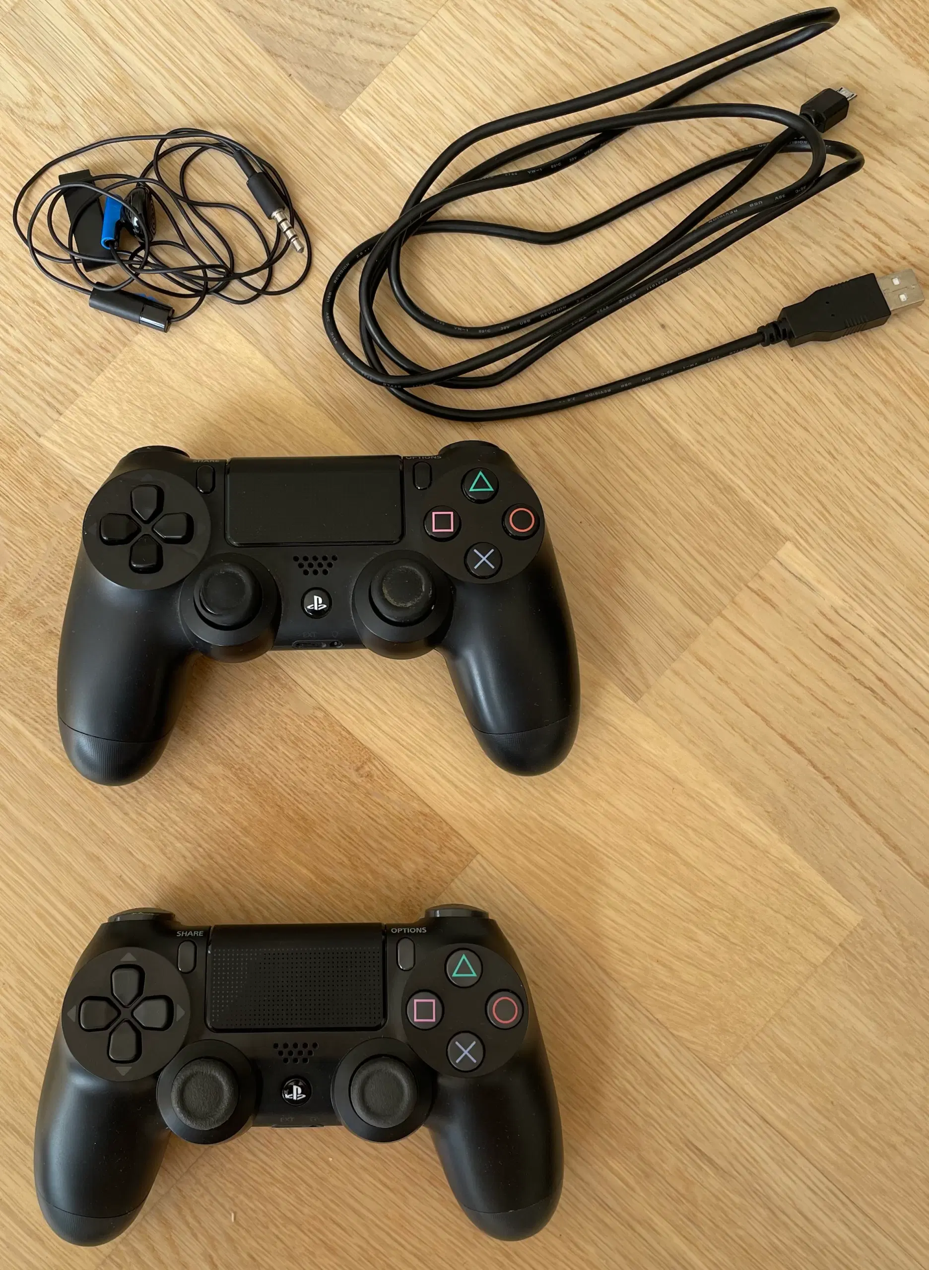 Playstation 4 + 2 Controllere + Spil