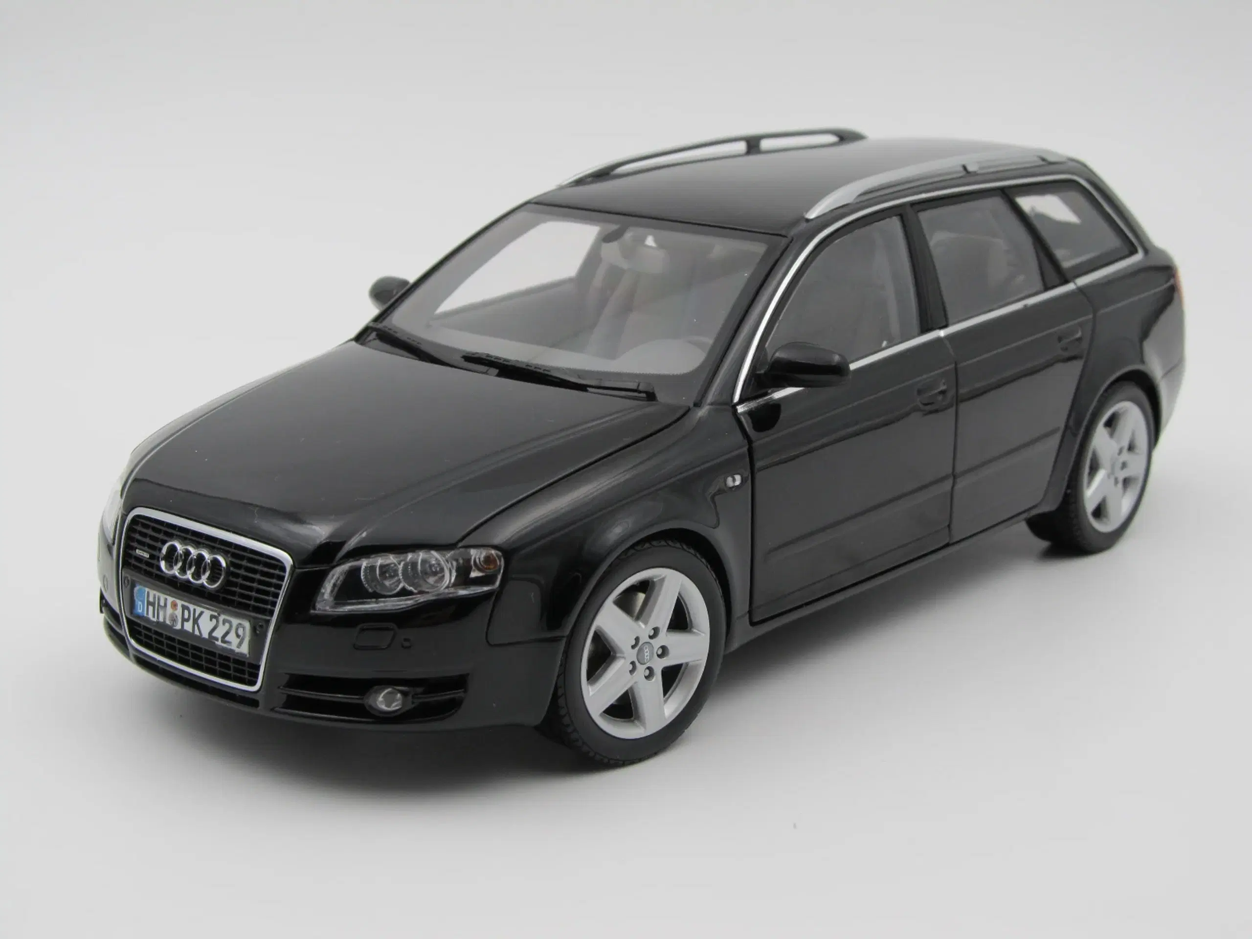 2005 Audi A4 Avant 32 FSI Quattro Minichamps 1:18