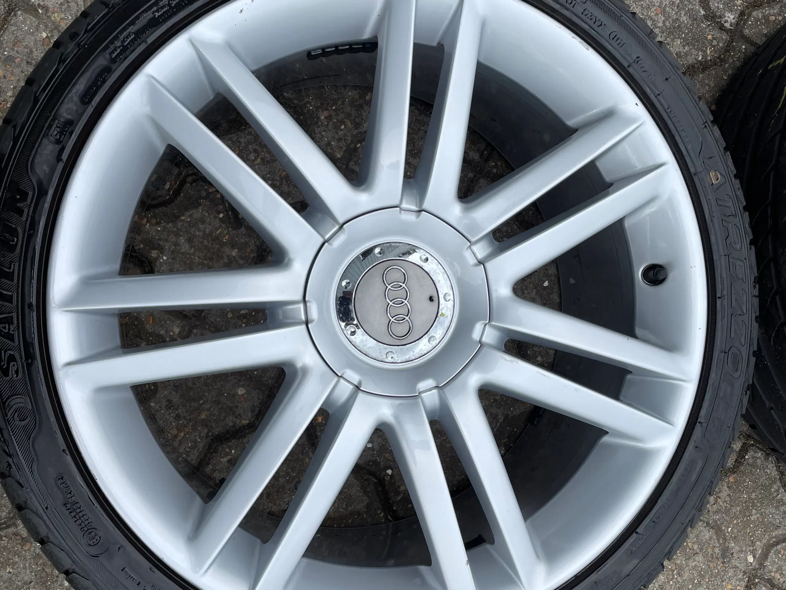 Originale 19” Audi Alufælge med dæk