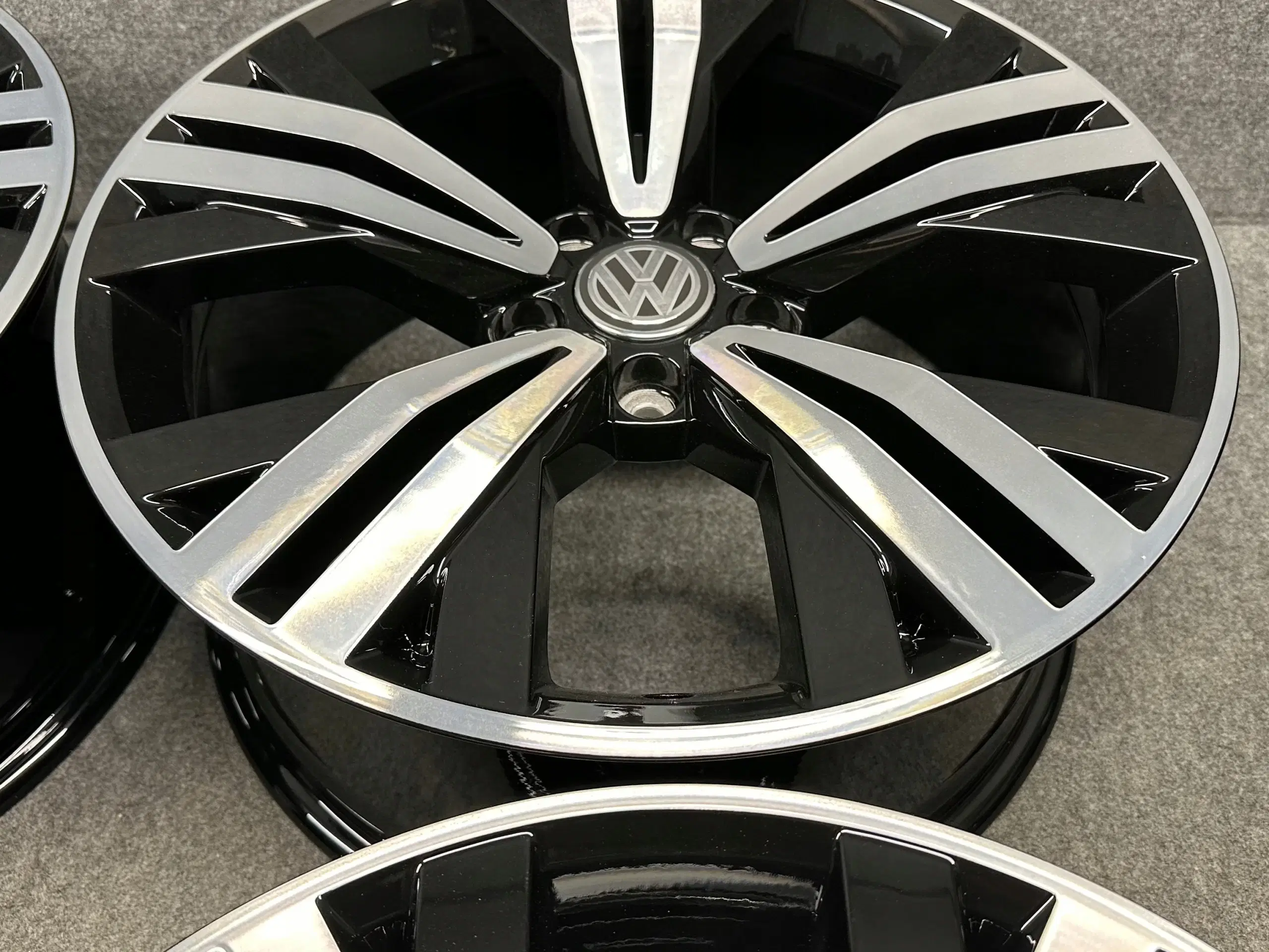 VW PASSAT B8 3G 3G0 18 KALAMATA 80" x 18" 5x112