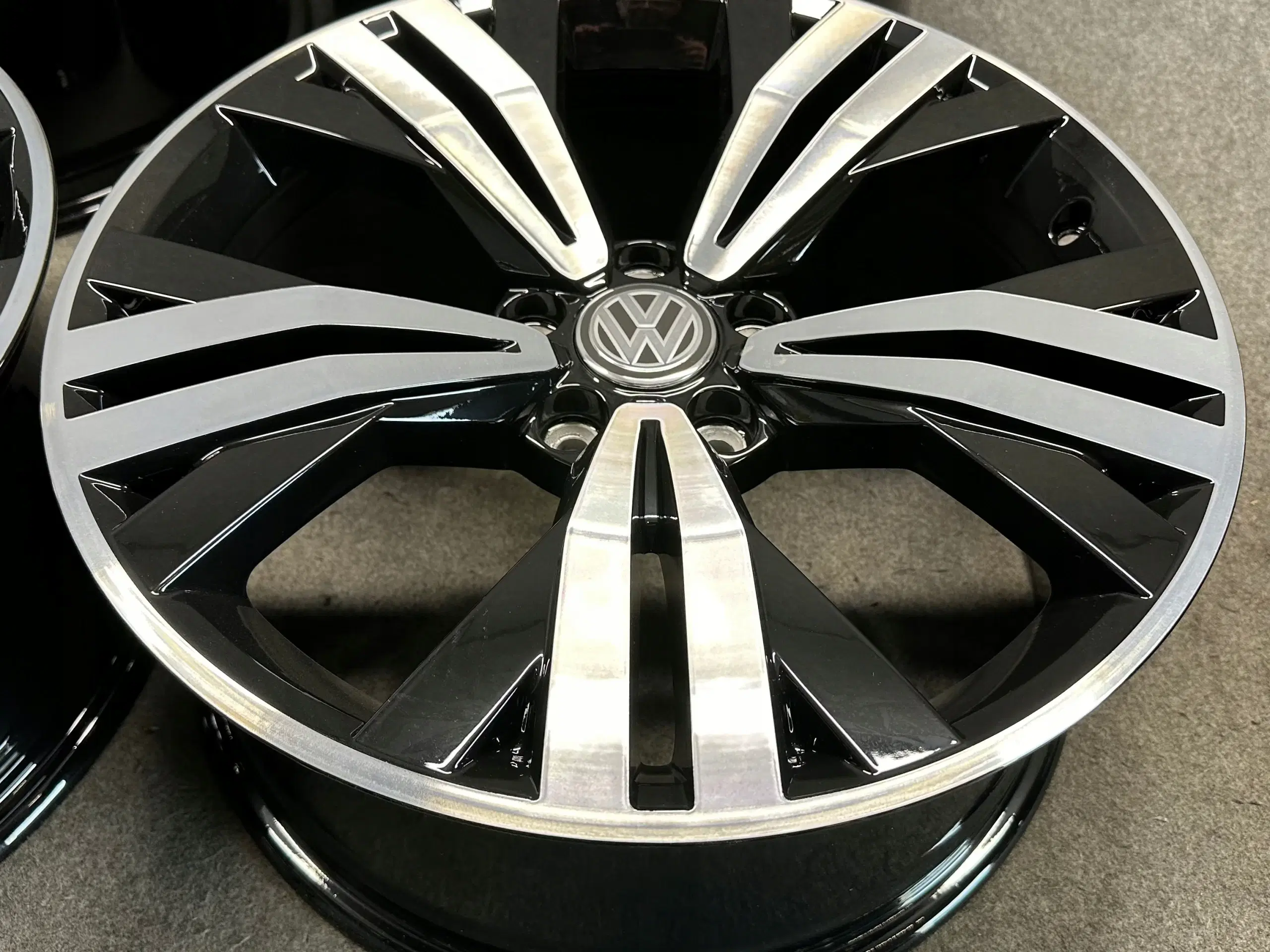 VW PASSAT B8 3G 3G0 18 KALAMATA 80" x 18" 5x112