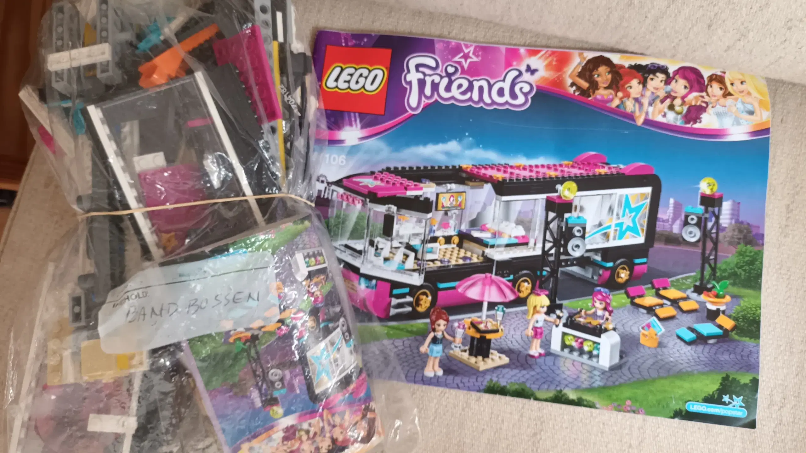 Diverse Lego friends med byggevejledninger