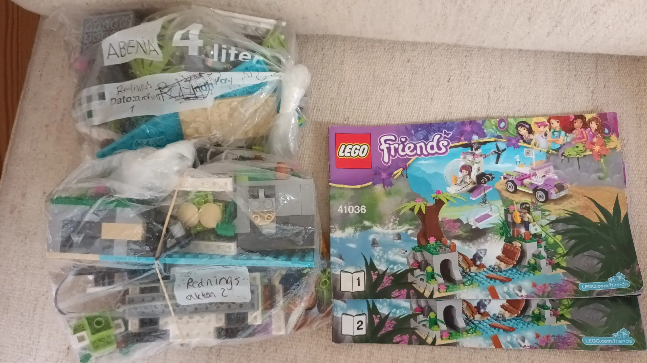 Diverse Lego friends med byggevejledninger