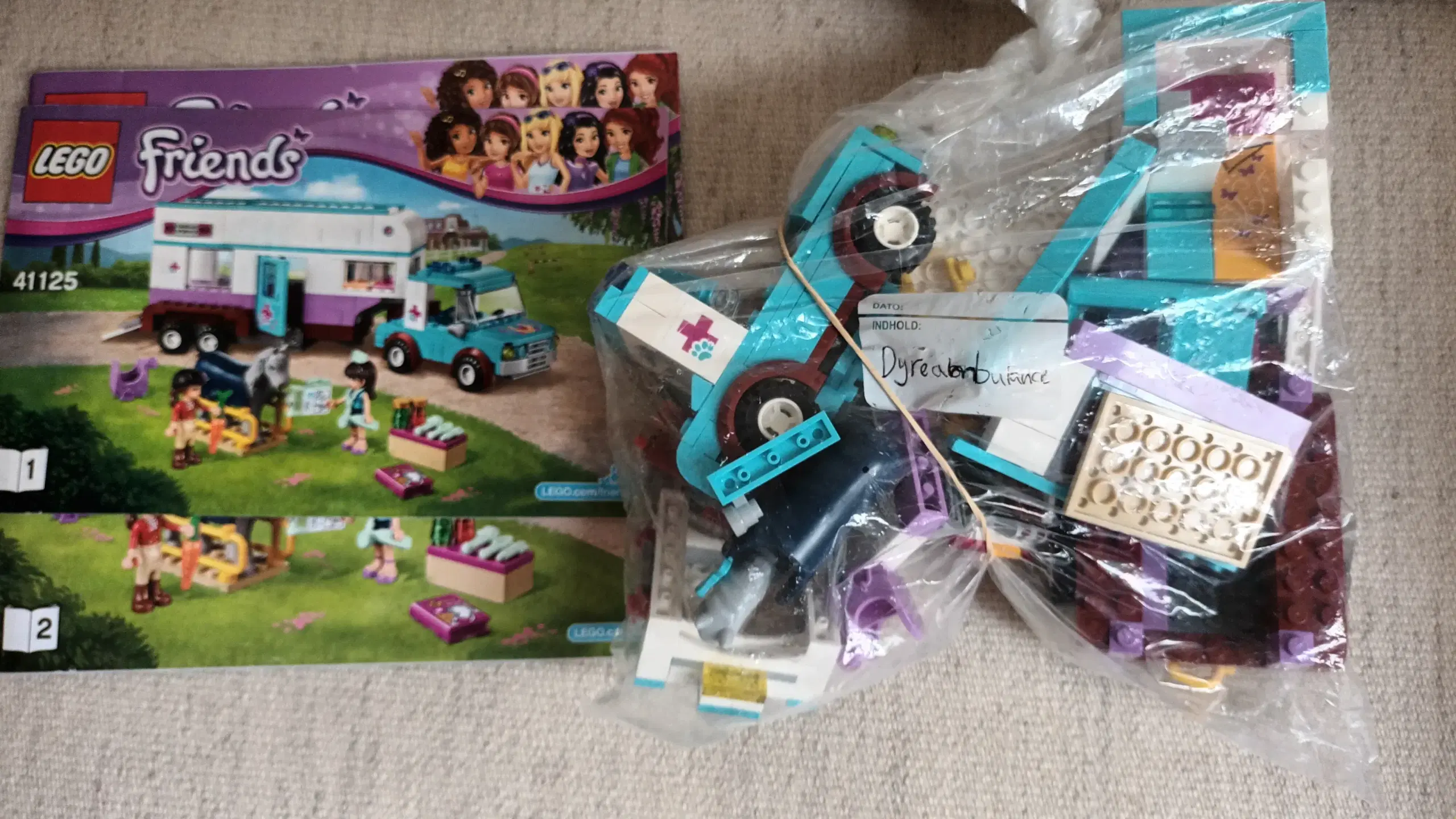 Diverse Lego friends med byggevejledninger