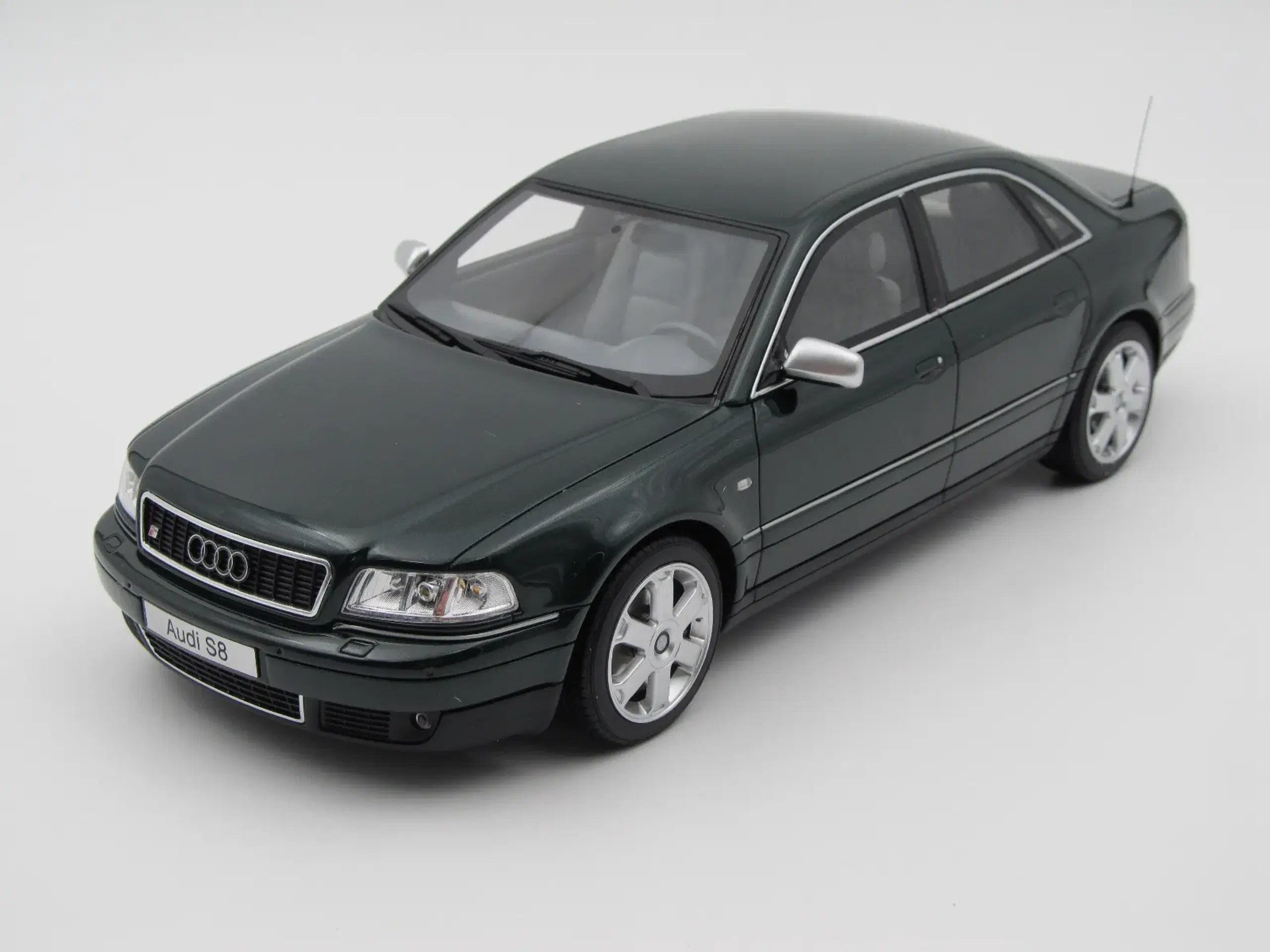 2001 Audi S8 Type D2 Limited Edition - 1:18