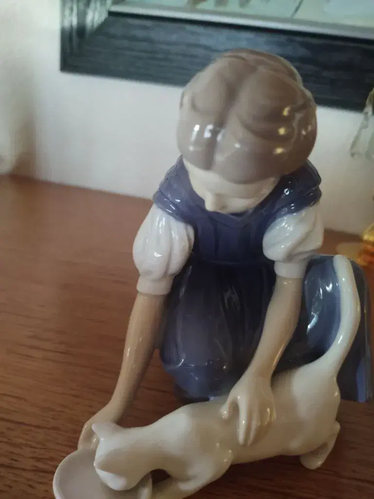 Fin Kongelig Porcelæns figur pige med katten