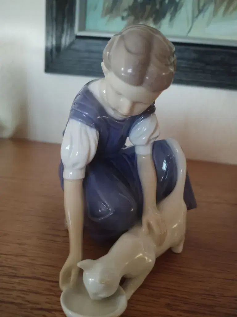 Fin Kongelig Porcelæns figur pige med katten