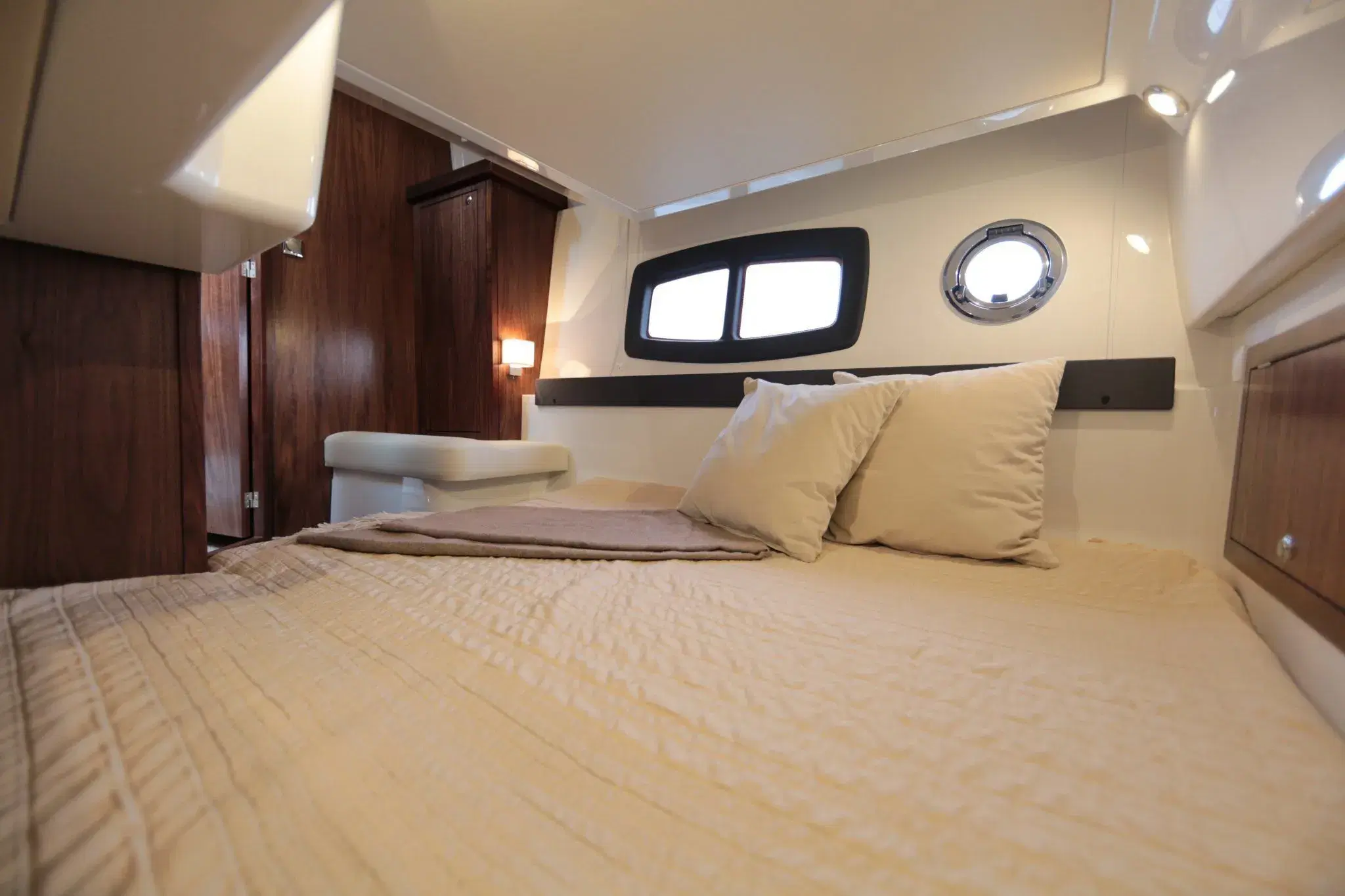 NY GRANDEZZA 34OC PREMIUM YACHT