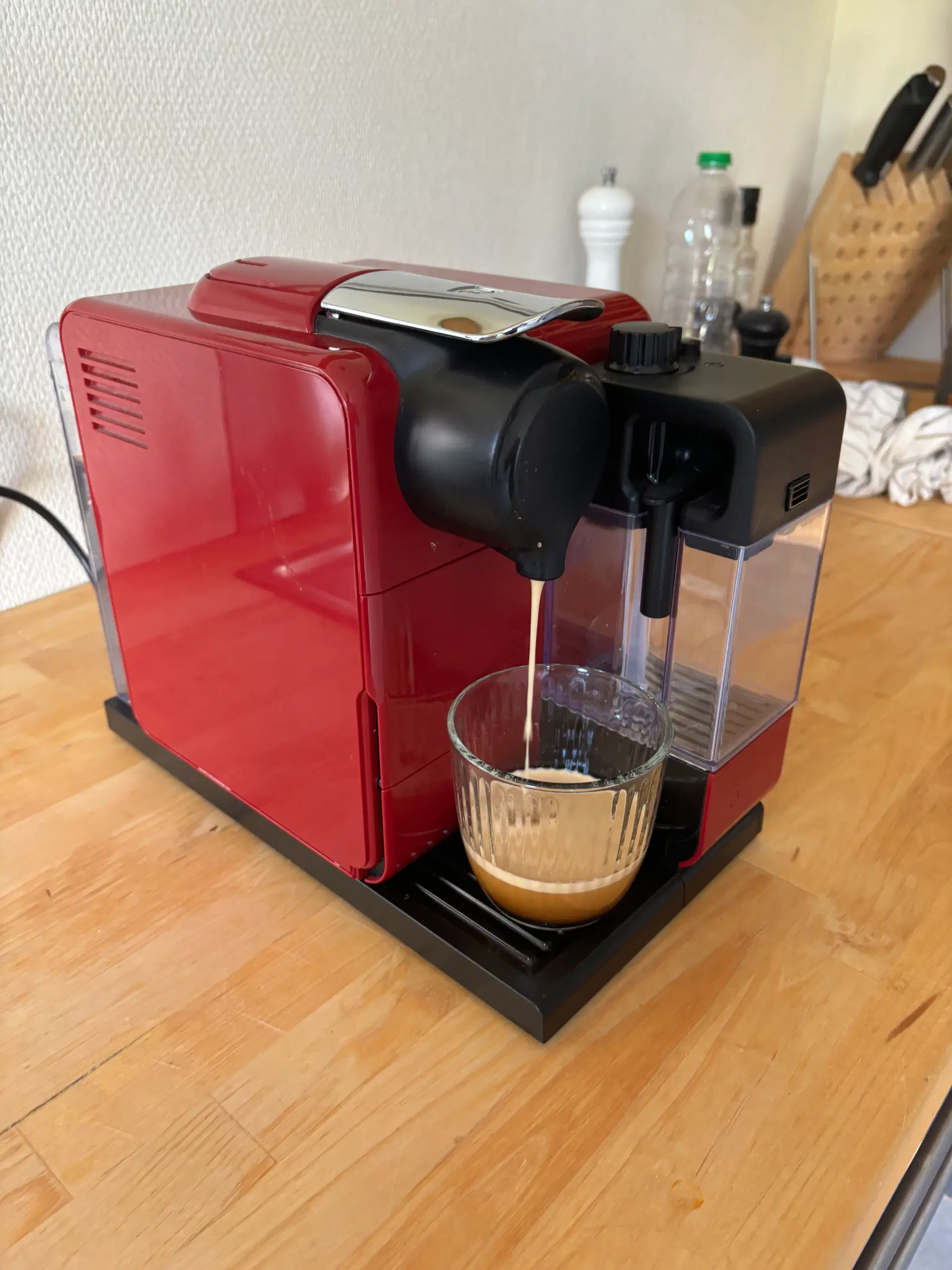 Nespresso DeLonghi kapselmaskine mælkebeholder