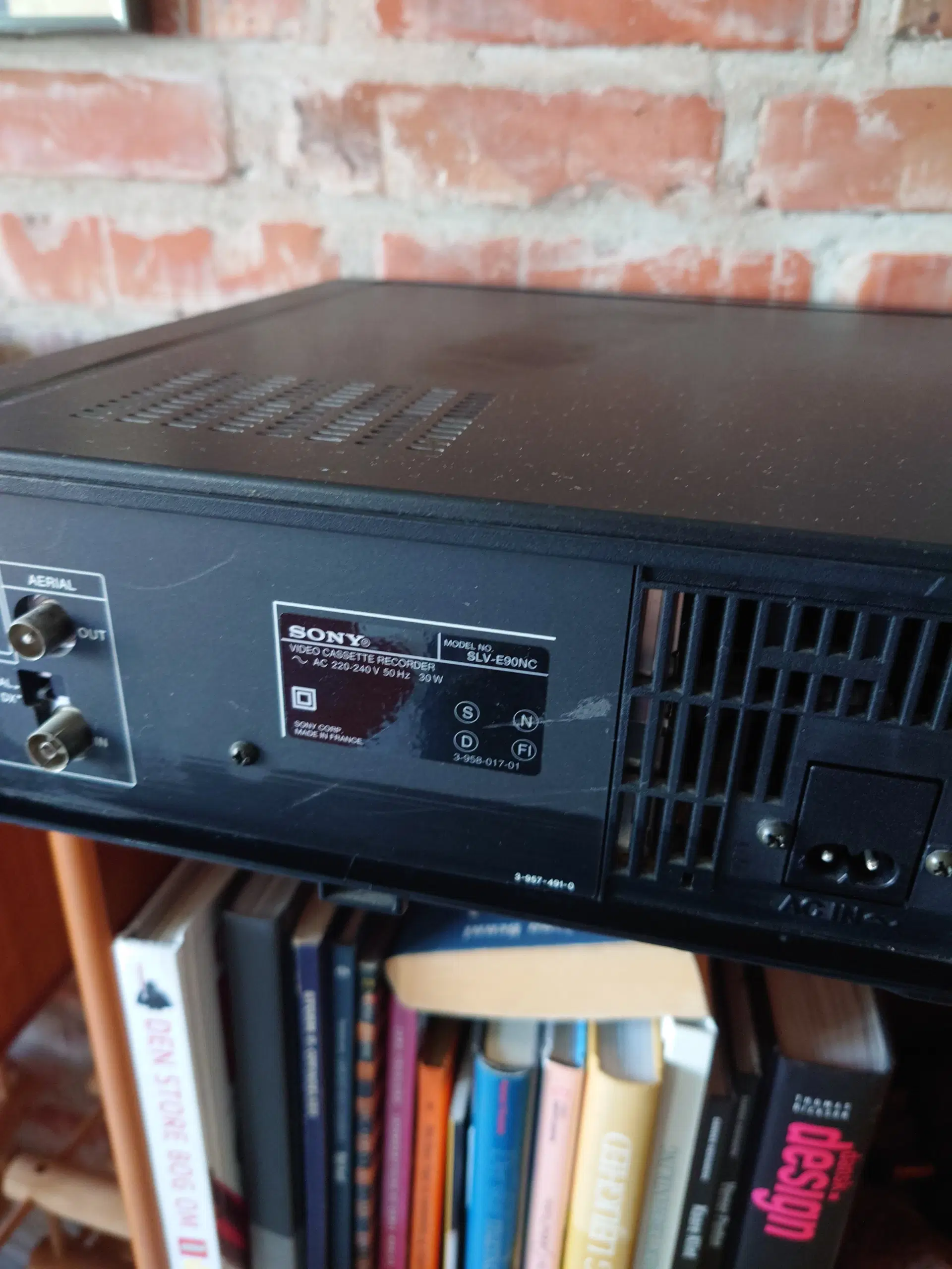 Brugt Sony VHS videoafspiller SLV-E90NC med fjernb