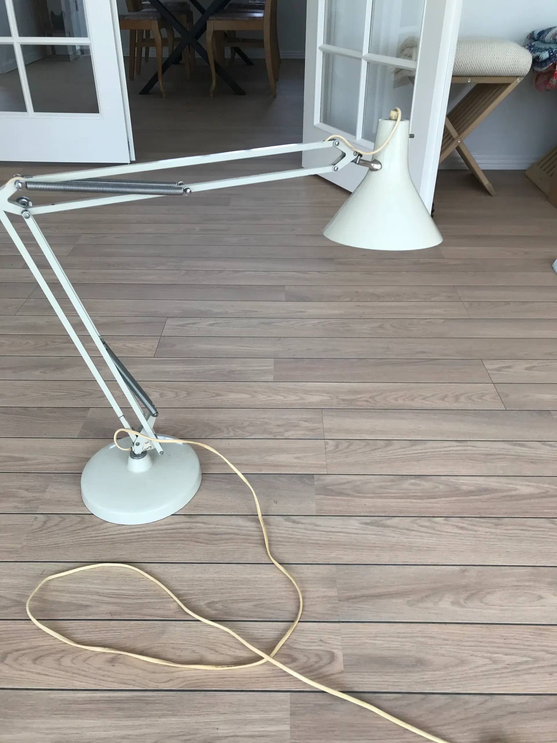 Hvid arkitektlampe på fod