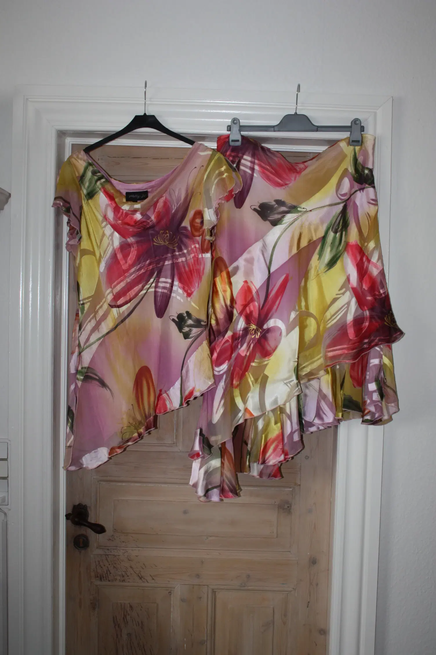 Molly-Jo sæt nederdel samt bluse str 44 / 18 silk