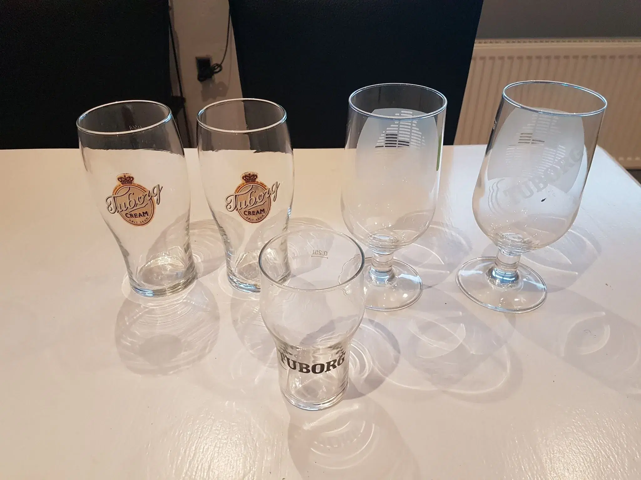 Diverse øl og drinks glas