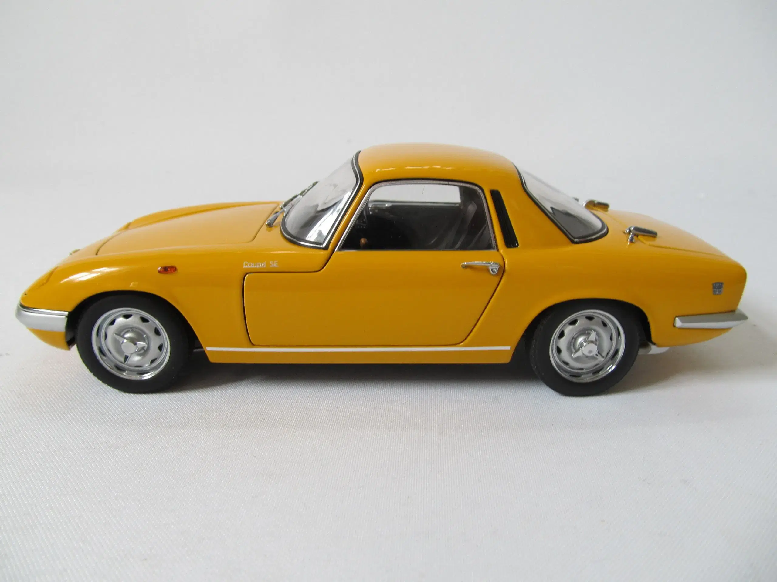 AUTOart 1962 Lotus Elan Coupe S/E 1:18