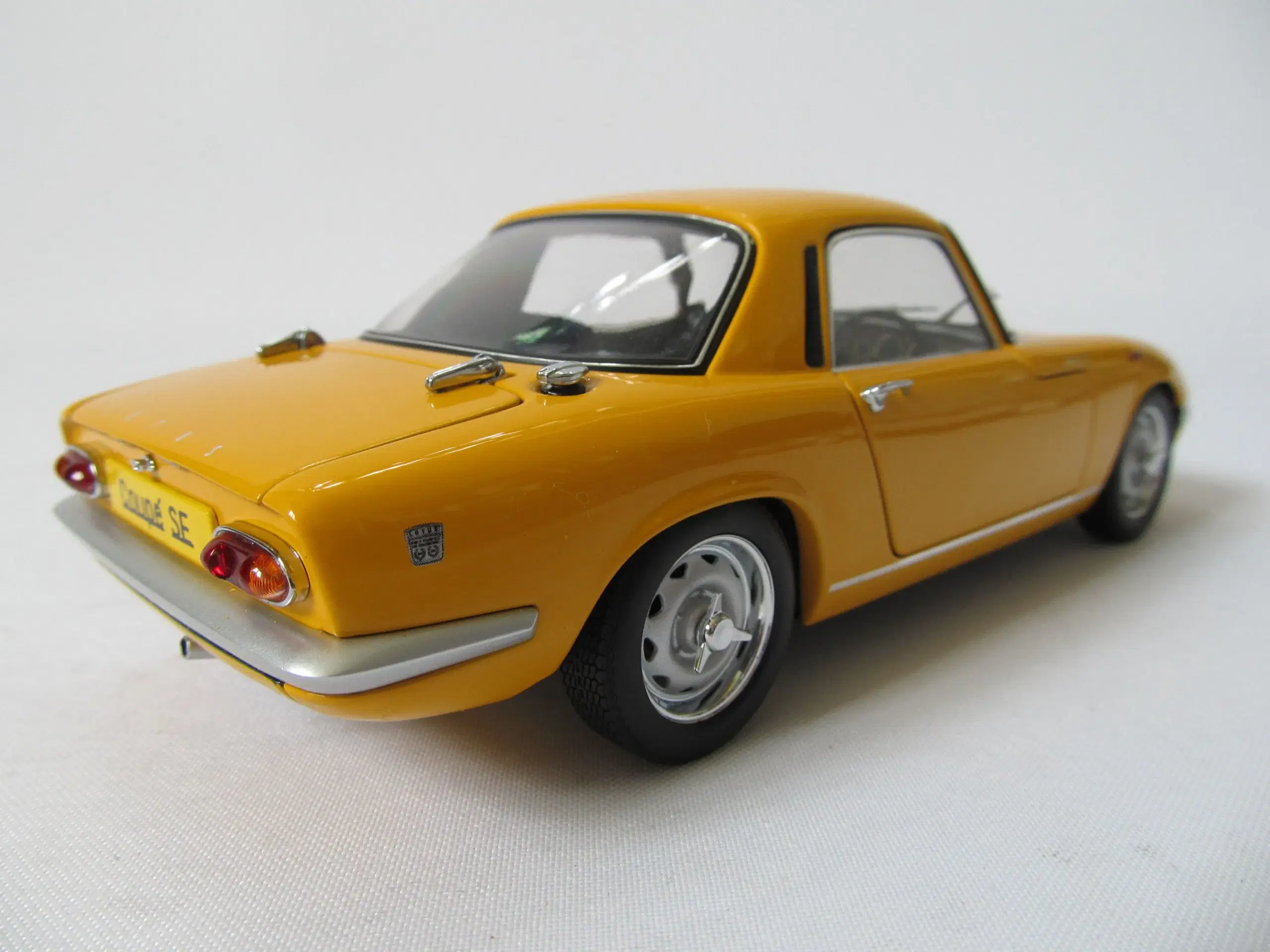 AUTOart 1962 Lotus Elan Coupe S/E 1:18