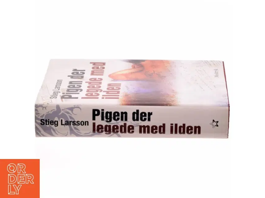 Pigen Der Legede Med Ilden af Larsson Stieg (Bog)