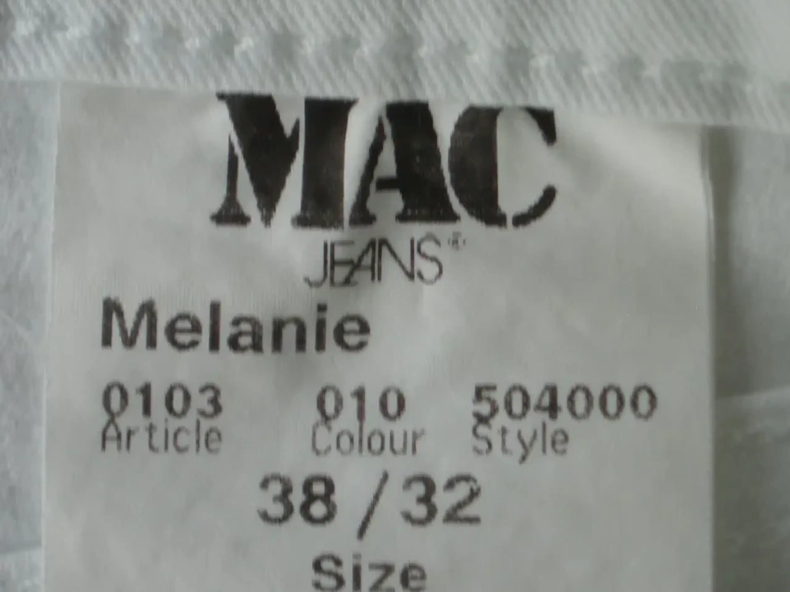 MAC  Jeans i super flot stand