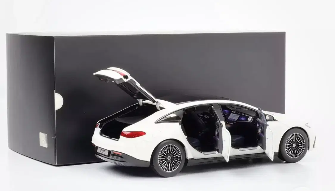 1:18 Mercedes EQS V297