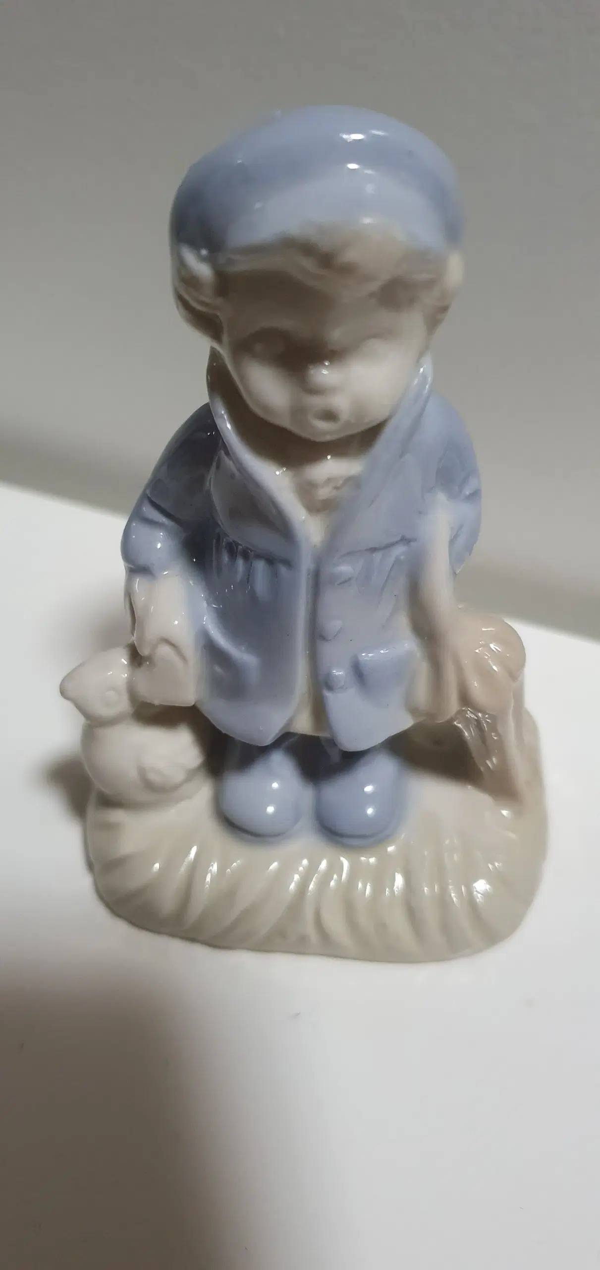 Porcelænsfigur - Barn med paraply i hånden