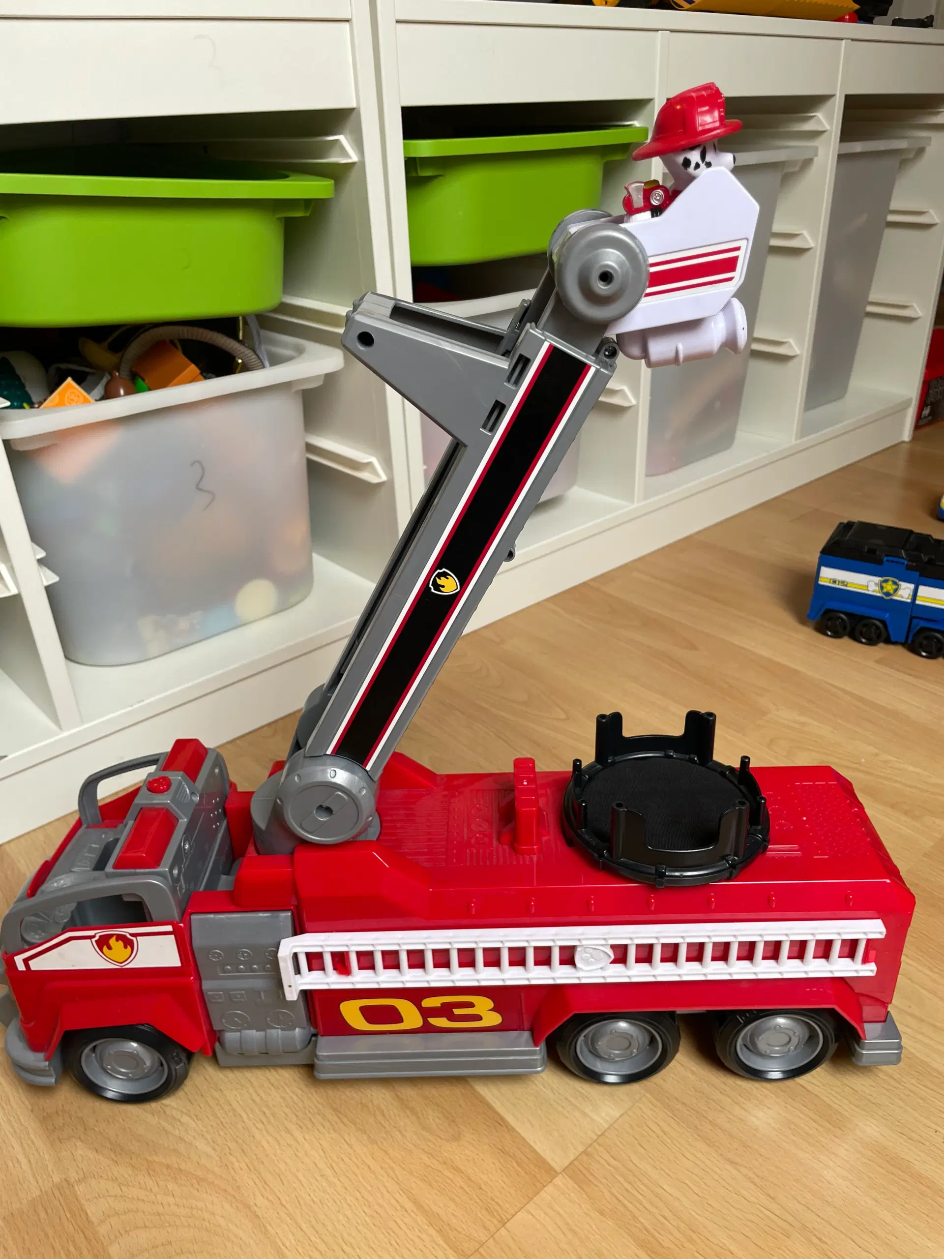 Legetøj ( Paw patrol p-hus med biler osv)