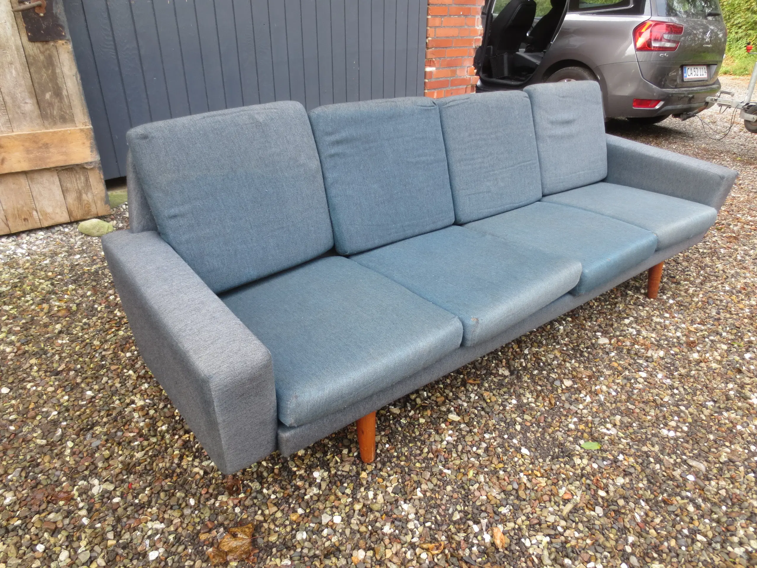 1 stk Retro 4 personers sofa med Teak ben