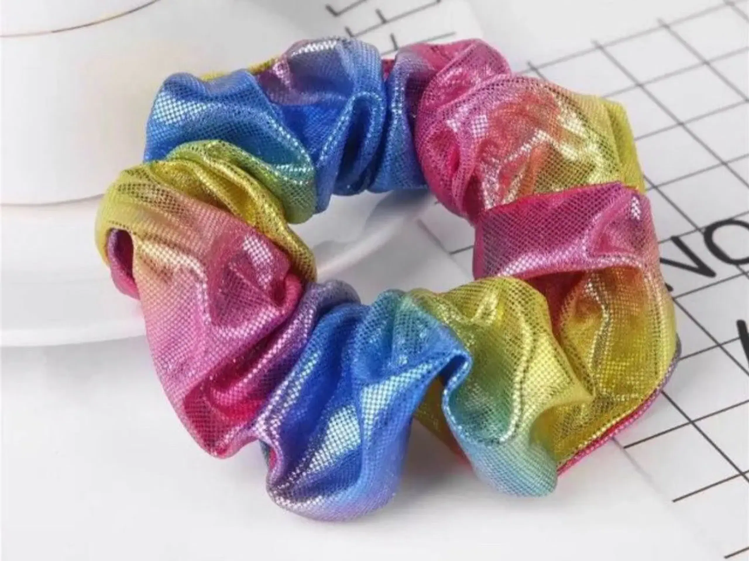 Scrunchie hårelastik med regnbue effekt