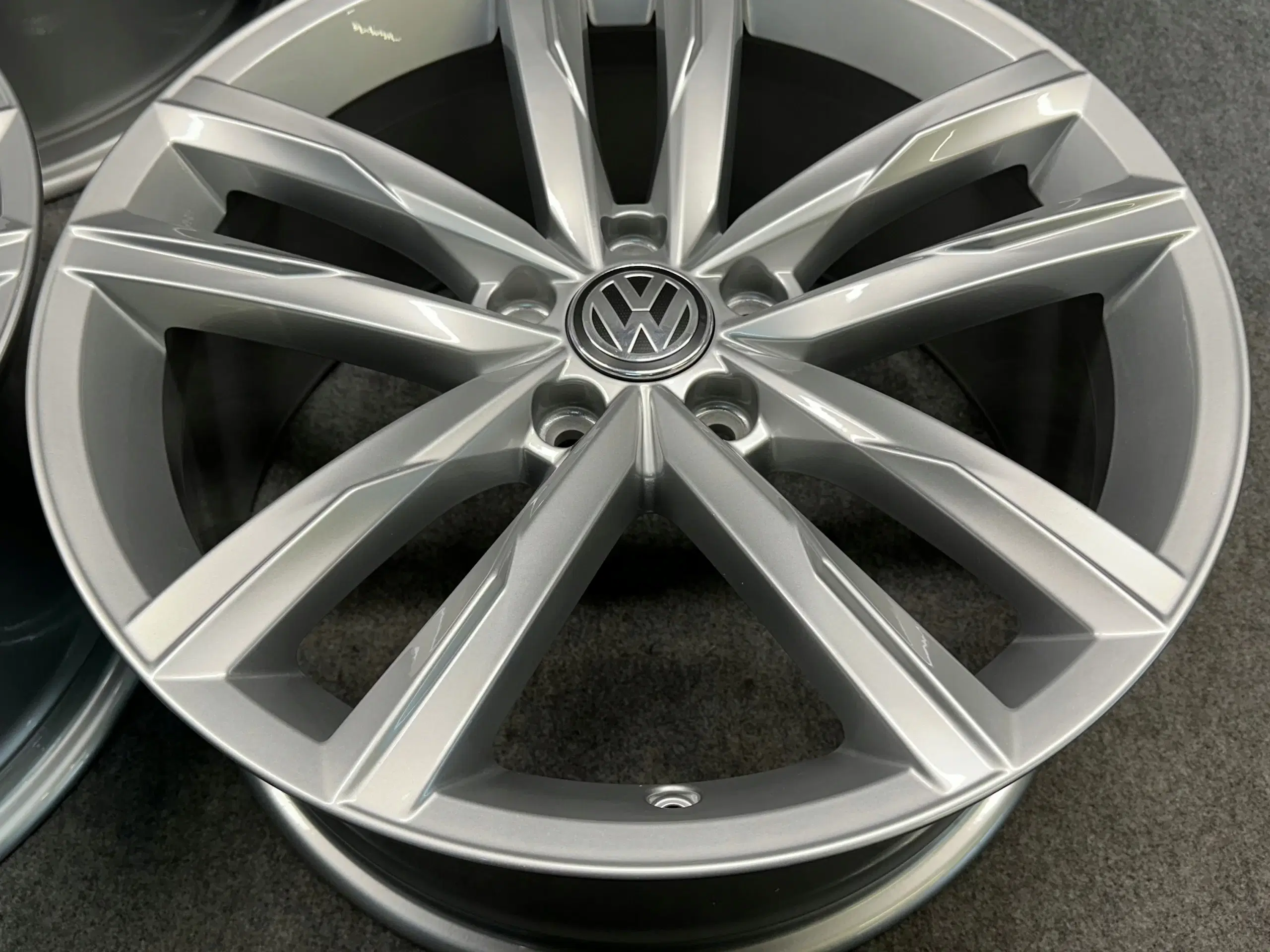 VW PASSAT B8 3G 3G0 DARTFORD 18 80" x 18" 5x112