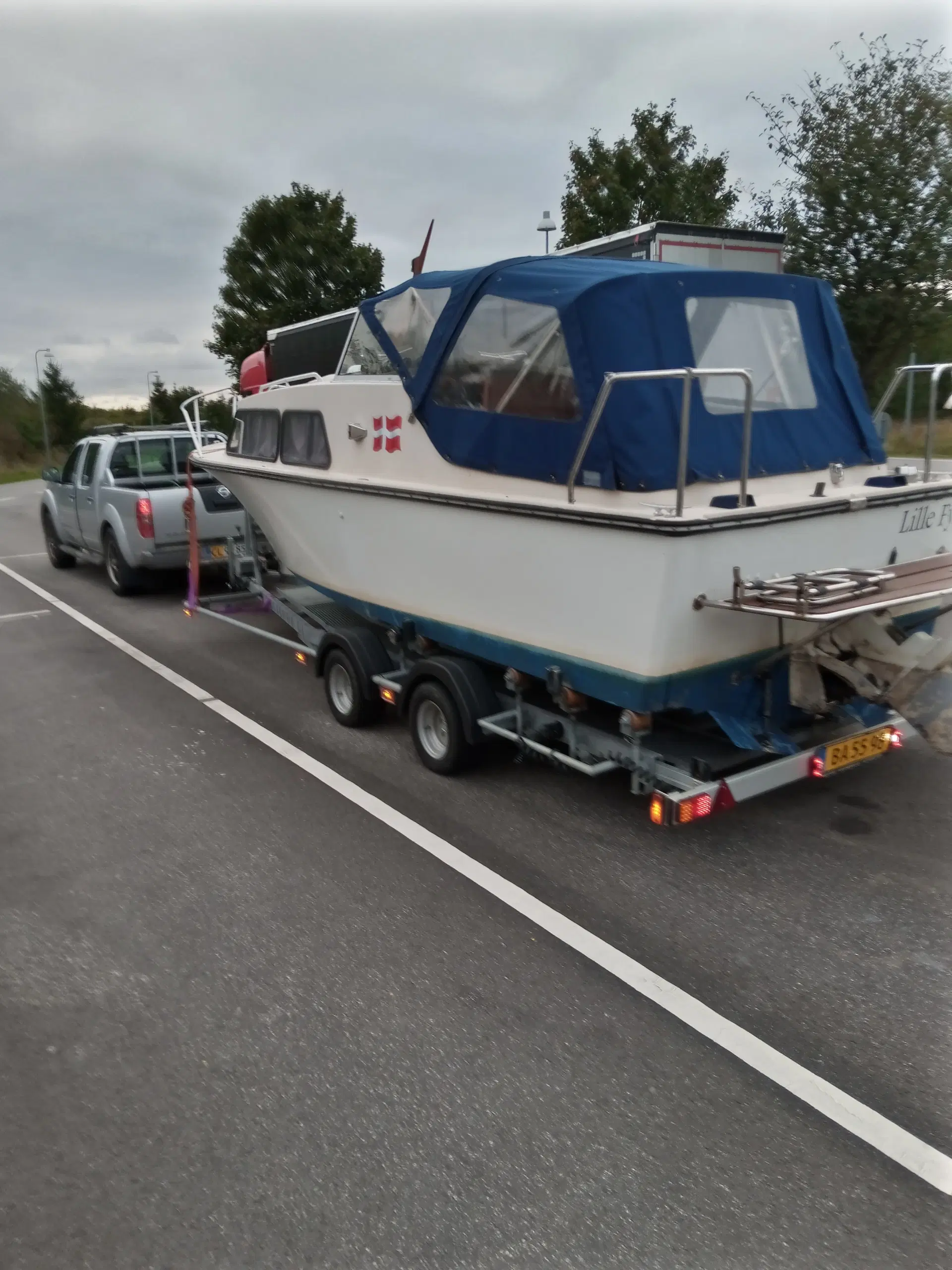 kabinebåd med trailer og stor elspil