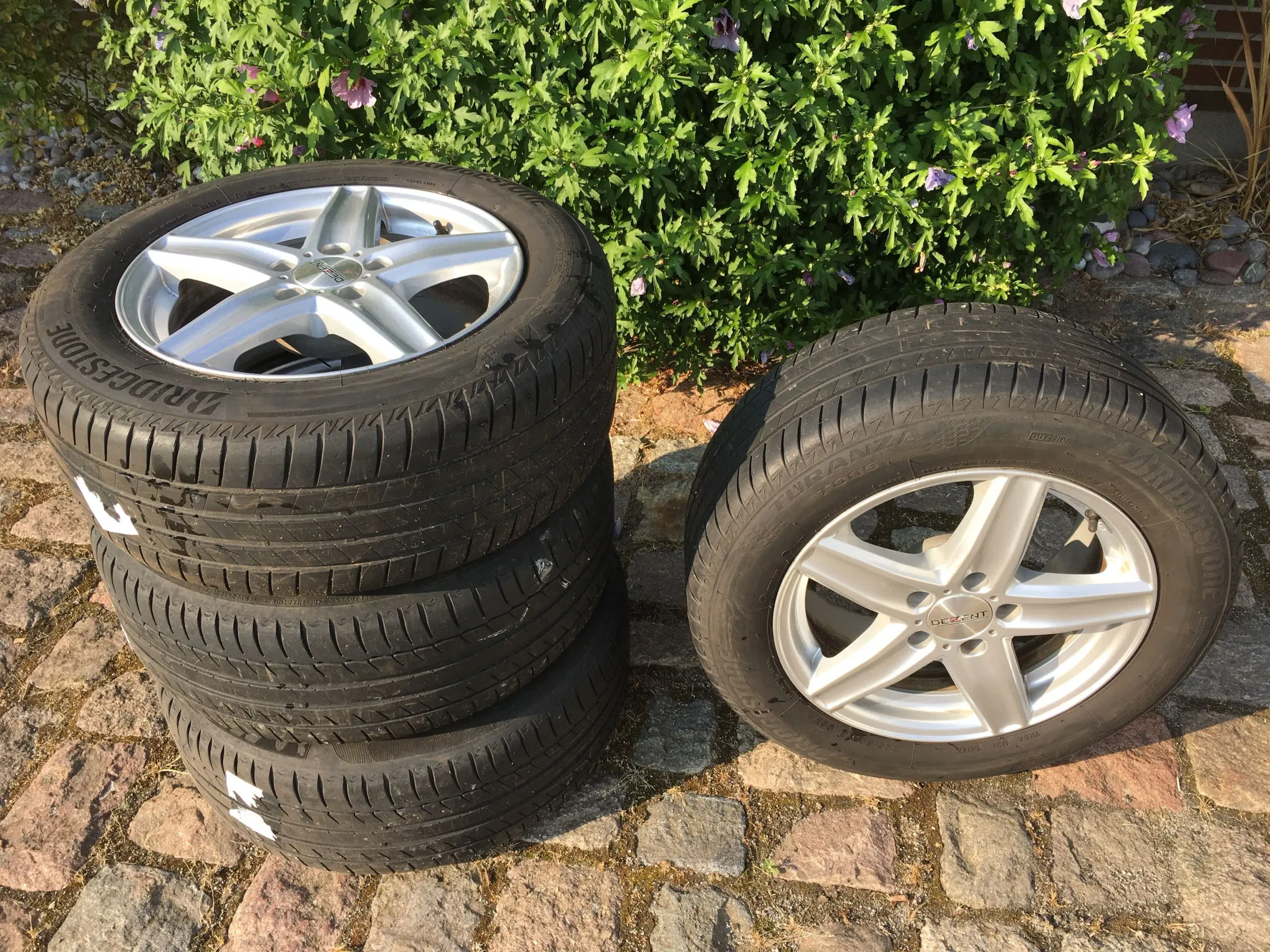 Alufælge Dezent med Bridgestone  dæk 225 55R16