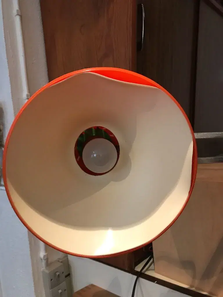 Rød-orange flot arkitektlampe