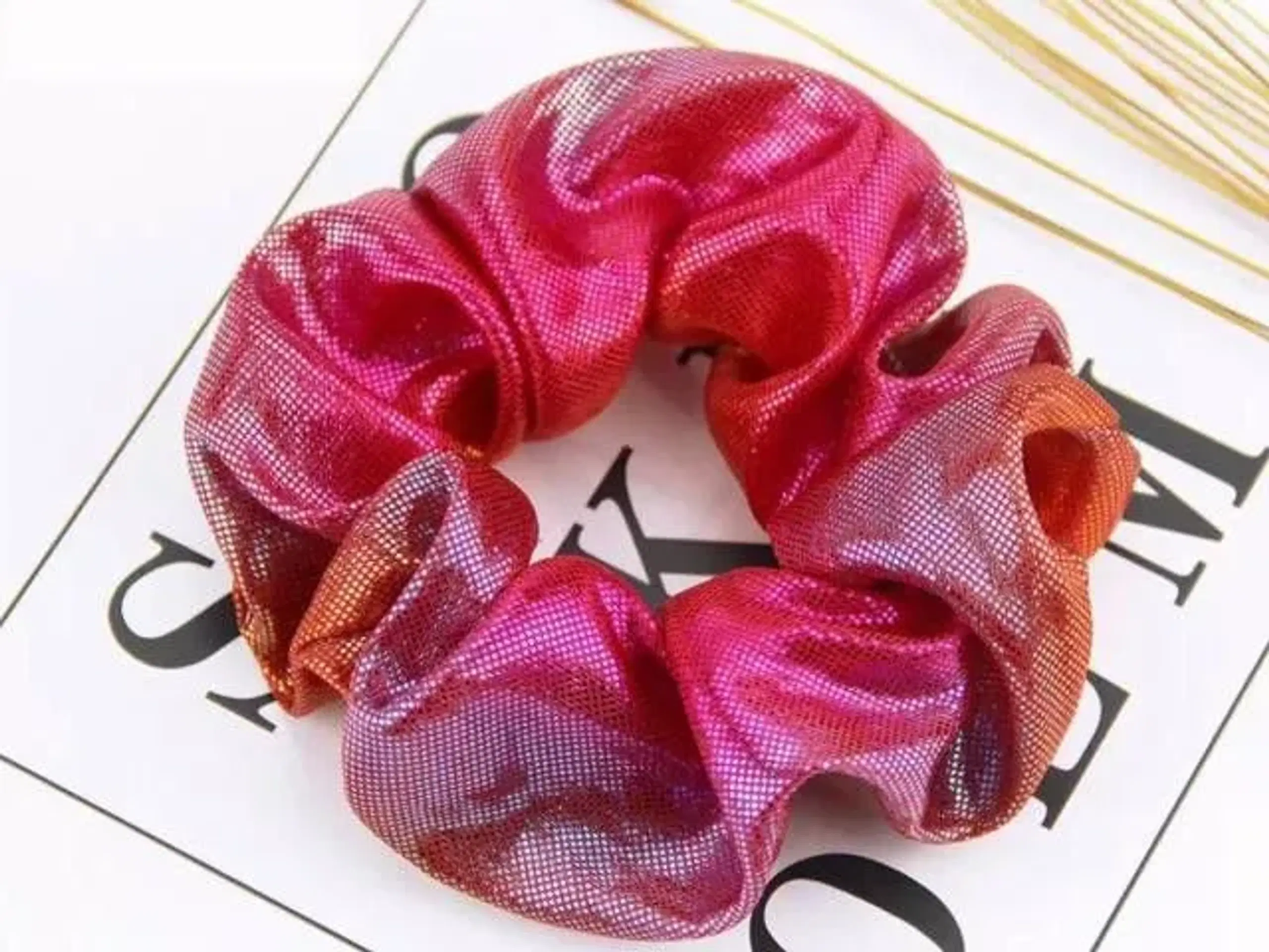 Smuk scrunchie hårelastik med gradient glimmer ef