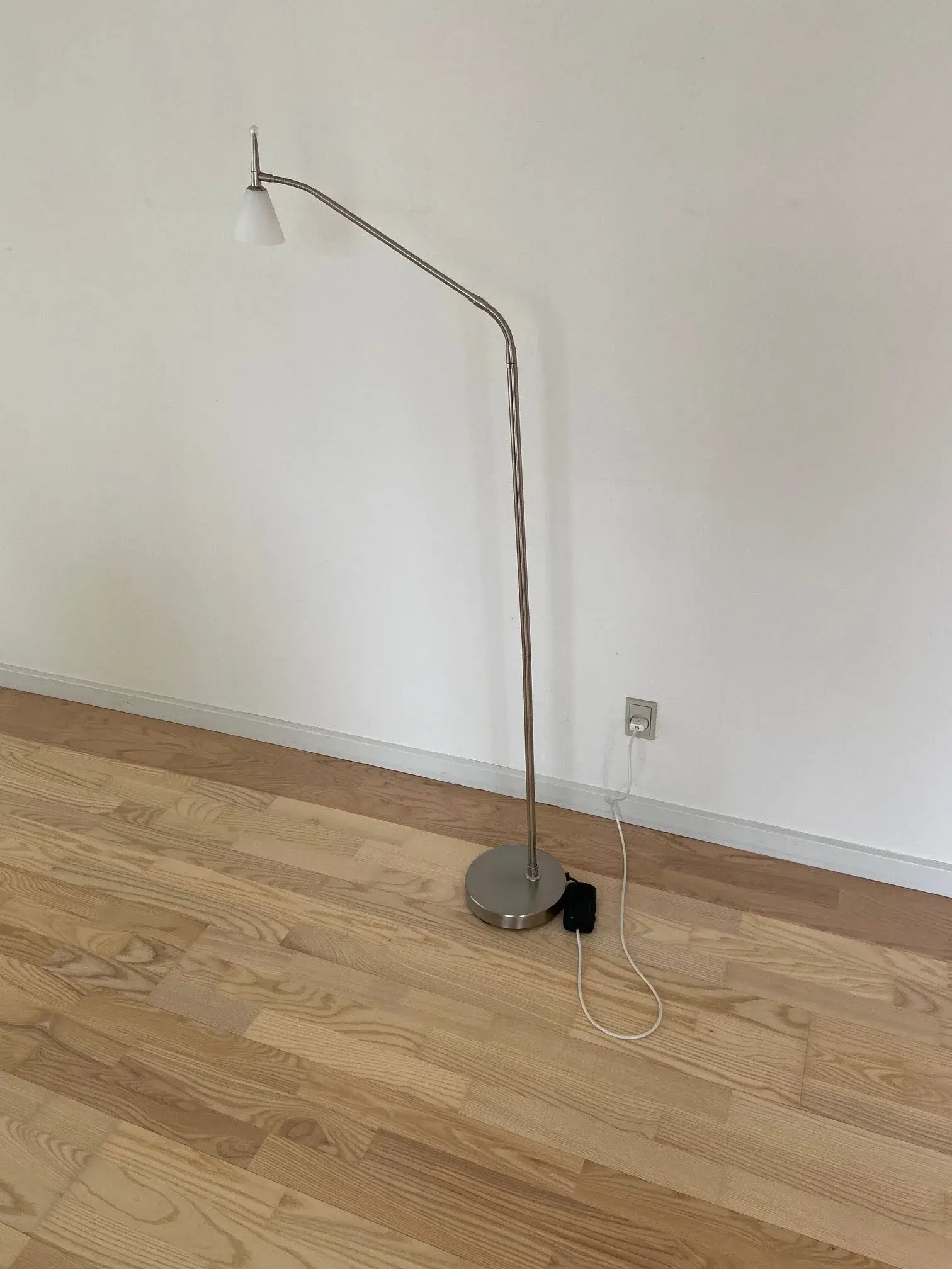 Dejlig standerlampe med lille hoved