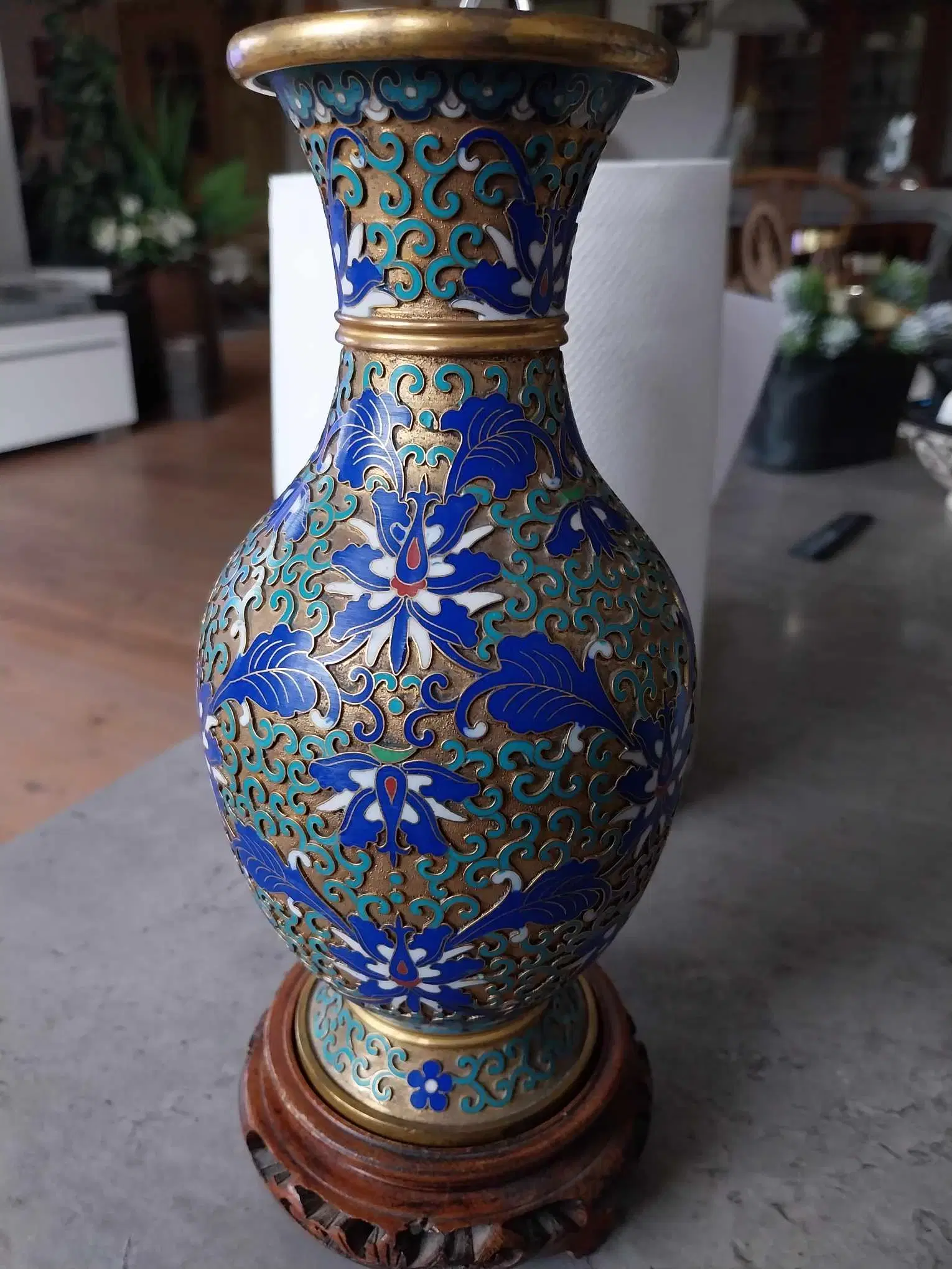 FLOT KINESISK CLOISONNE vase på træstand