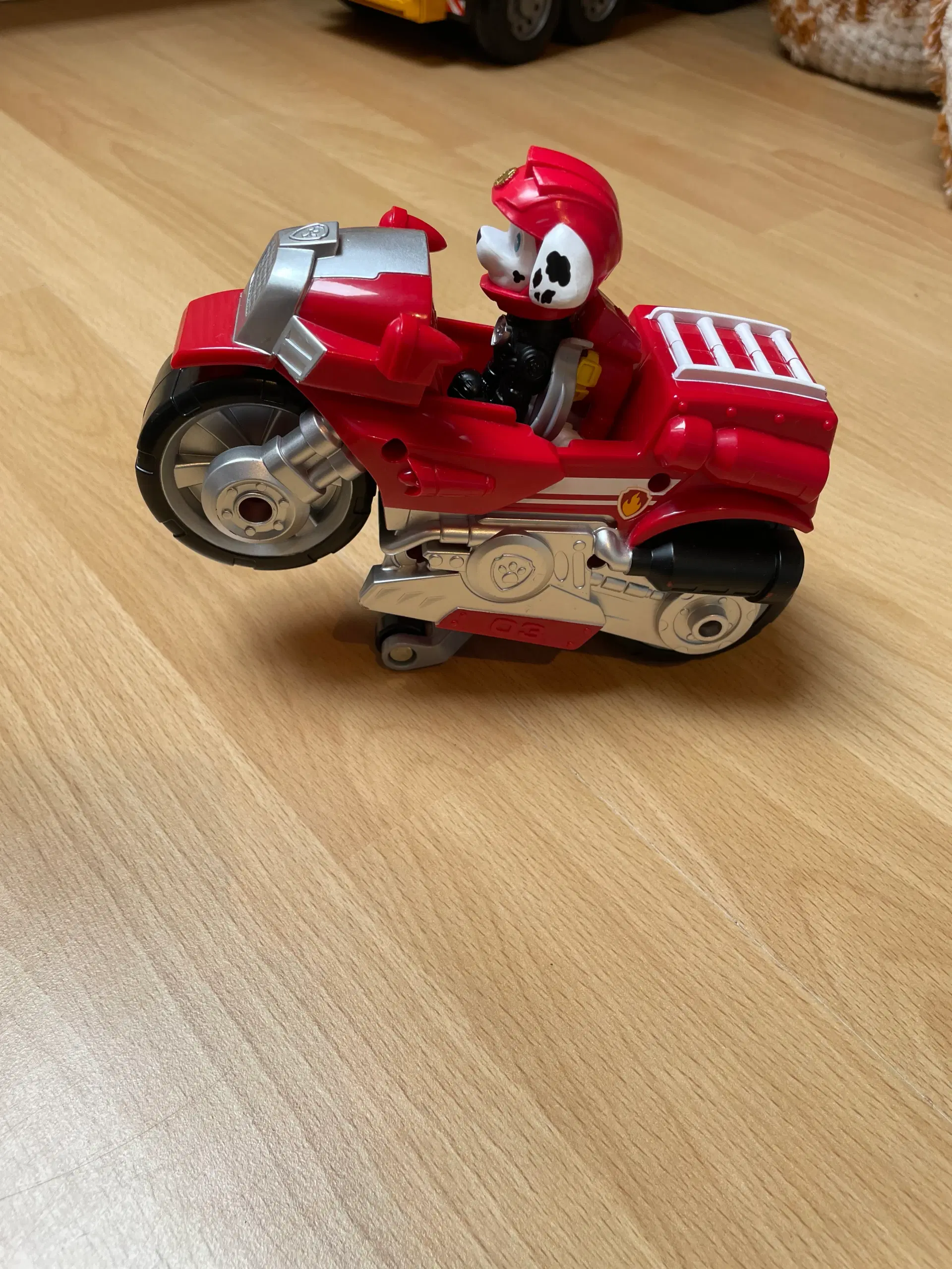 Legetøj ( Paw patrol p-hus med biler osv)