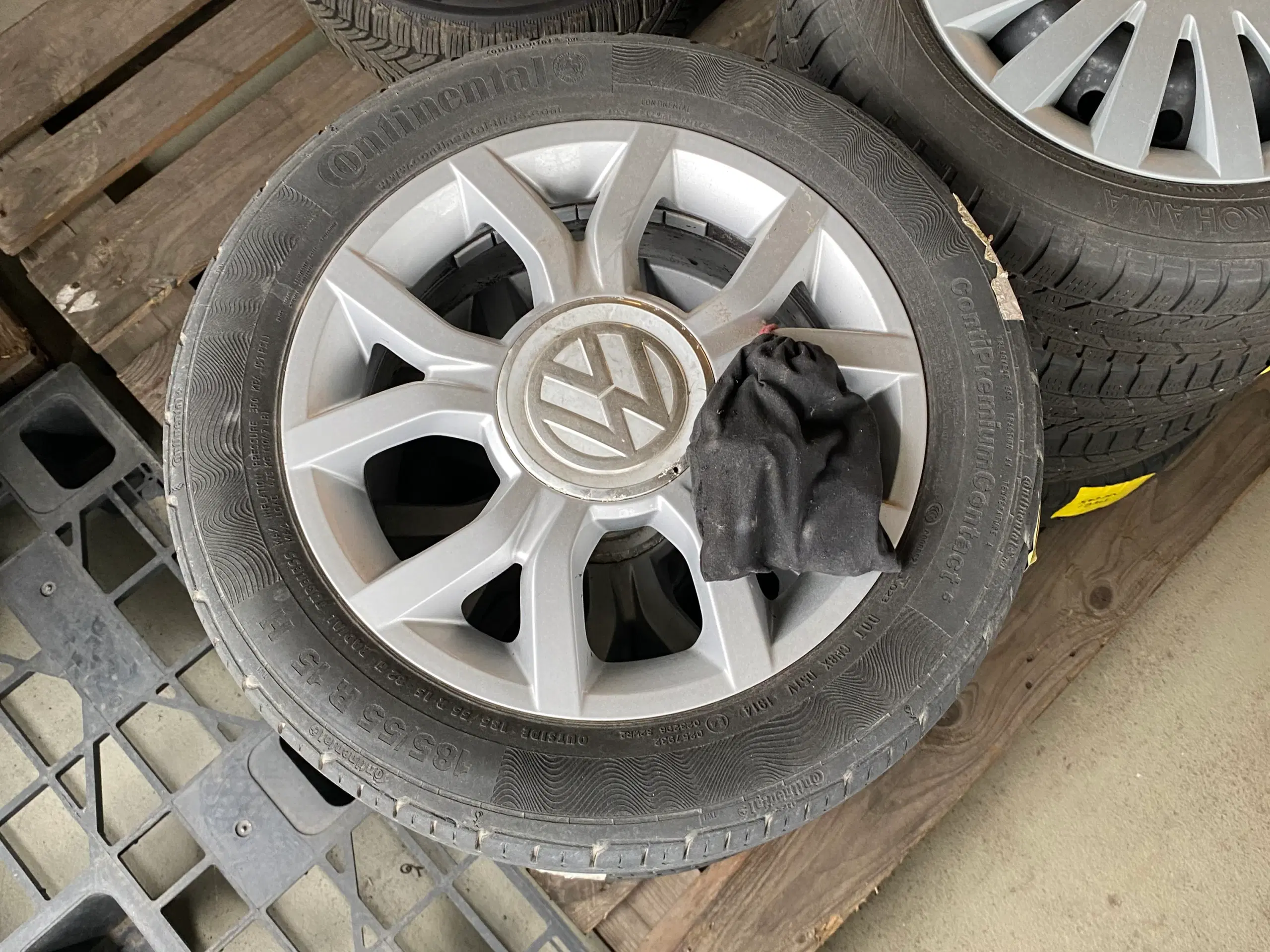 VW UP alufælge på sommerdæk 185/55 R15