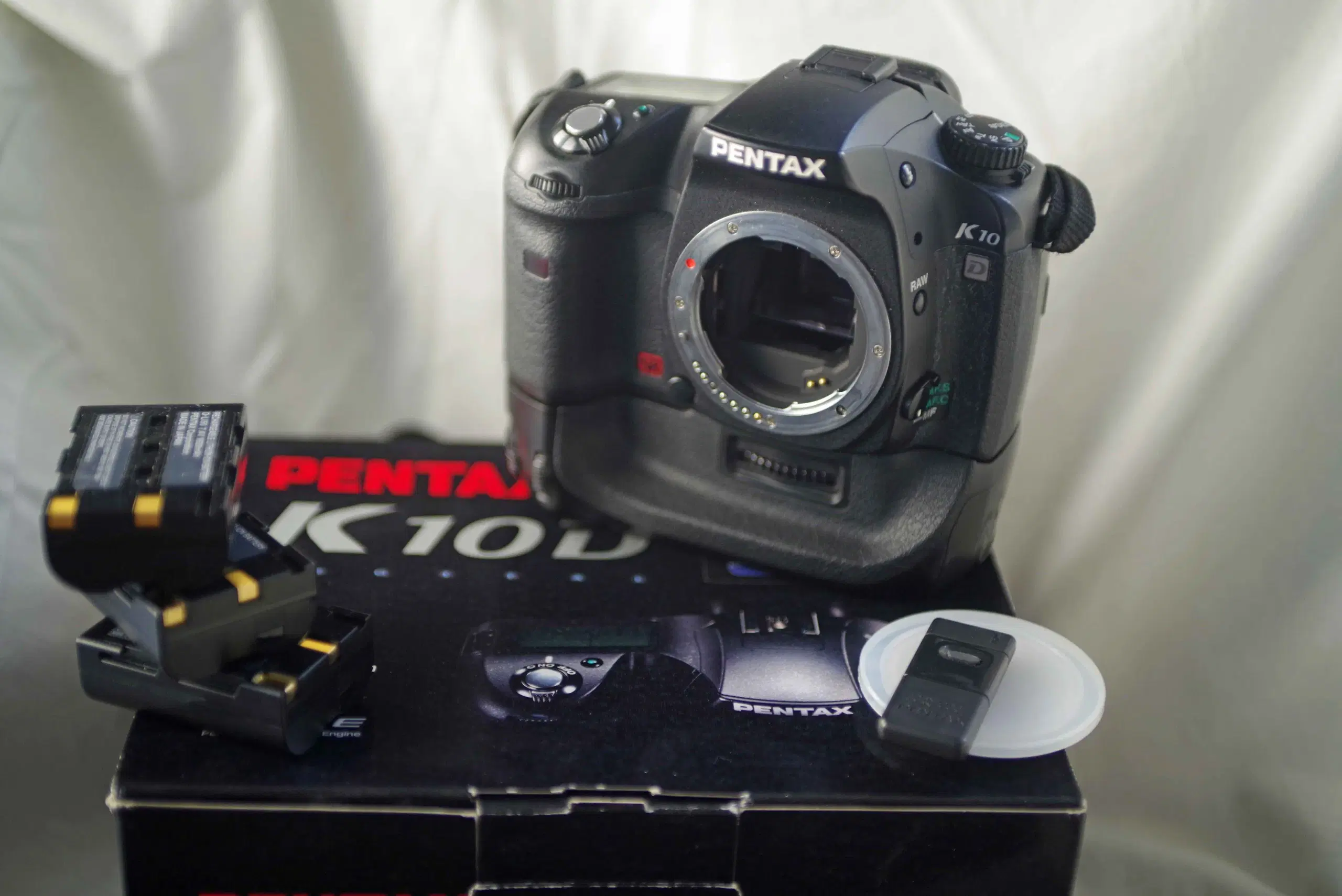Pentax K10D kamerahus batterigreb og 3 batterier