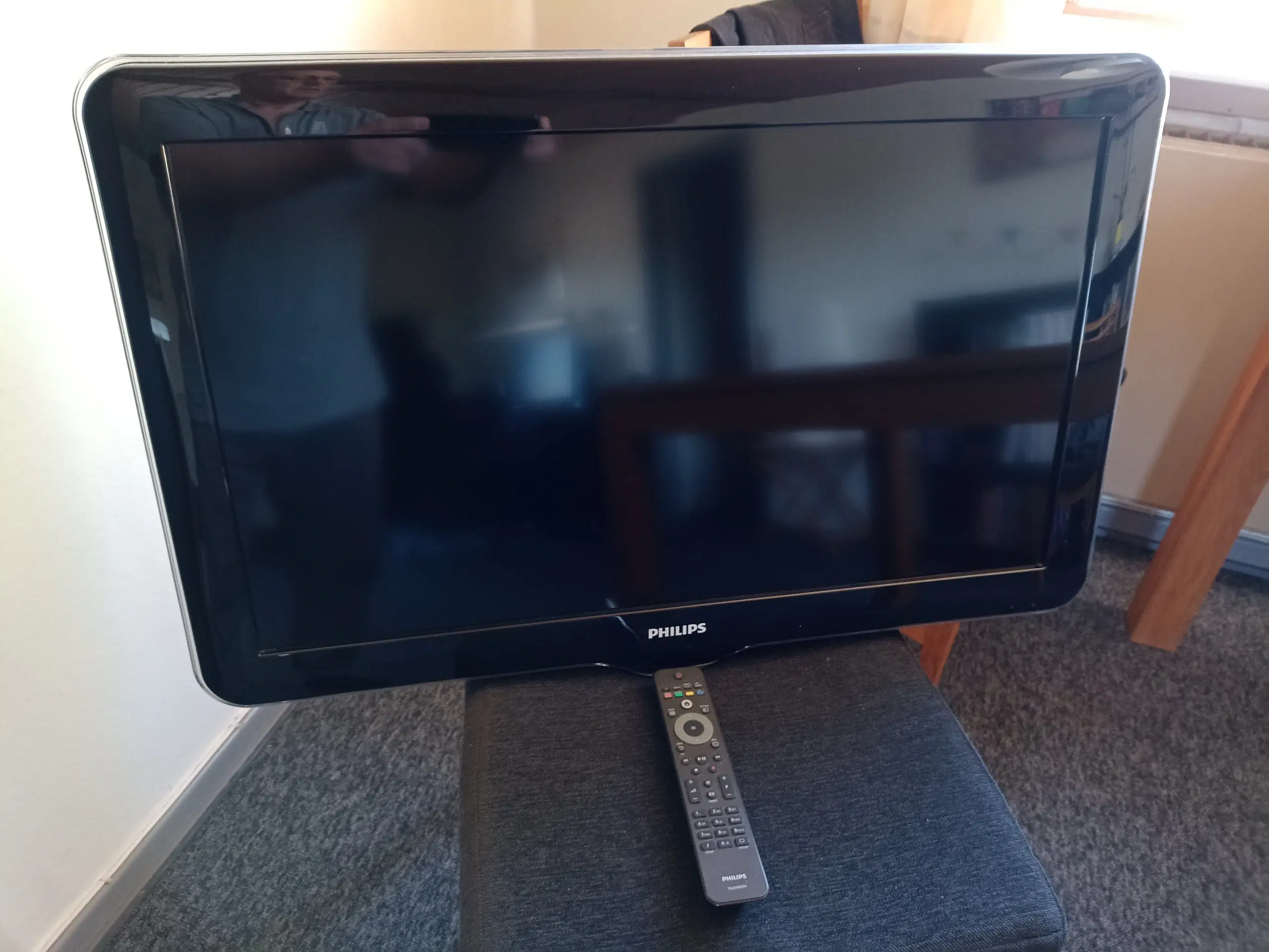 32" Philips tv incl vægophæng