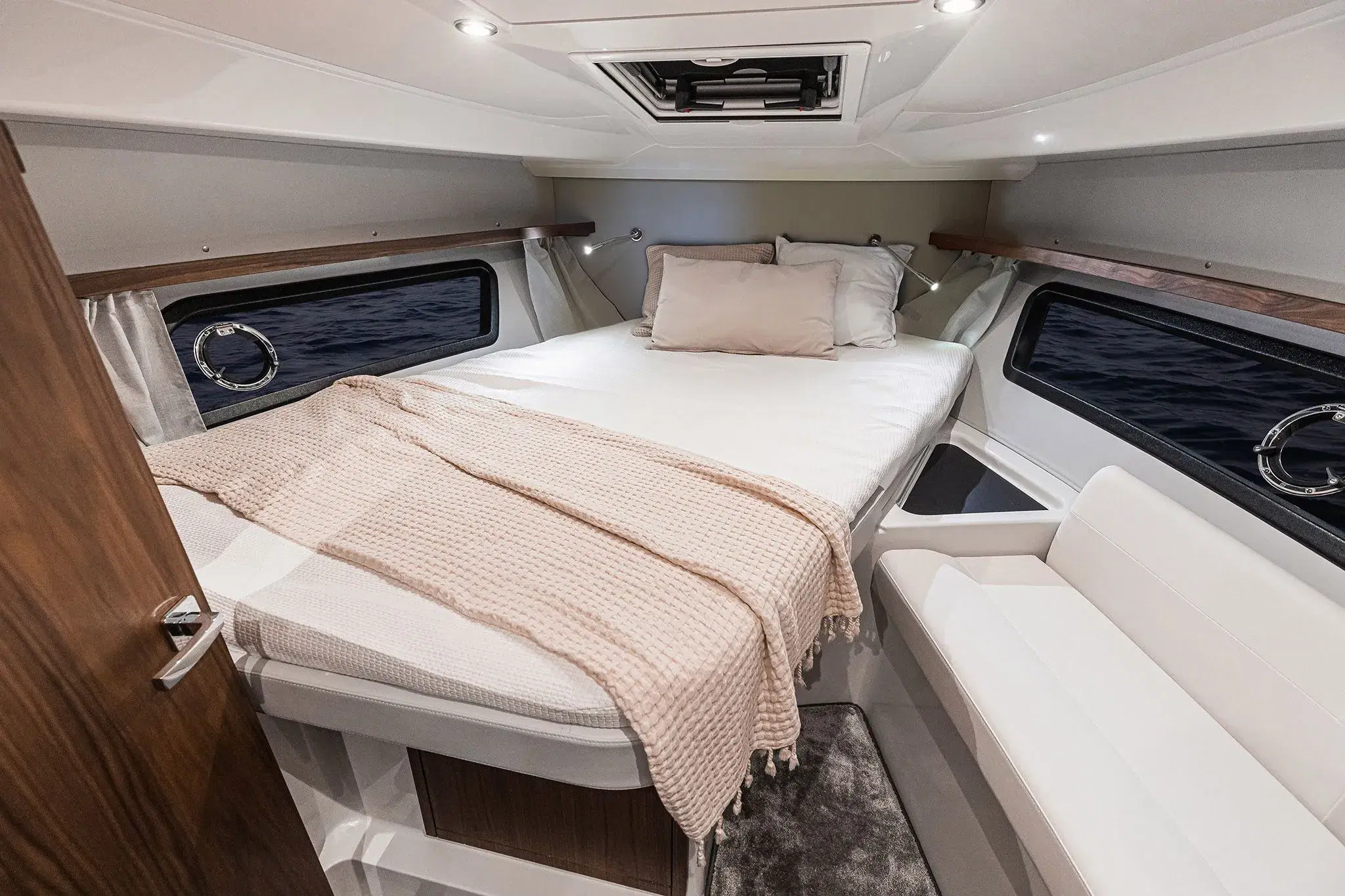 NY GRANDEZZA 34OC PREMIUM YACHT