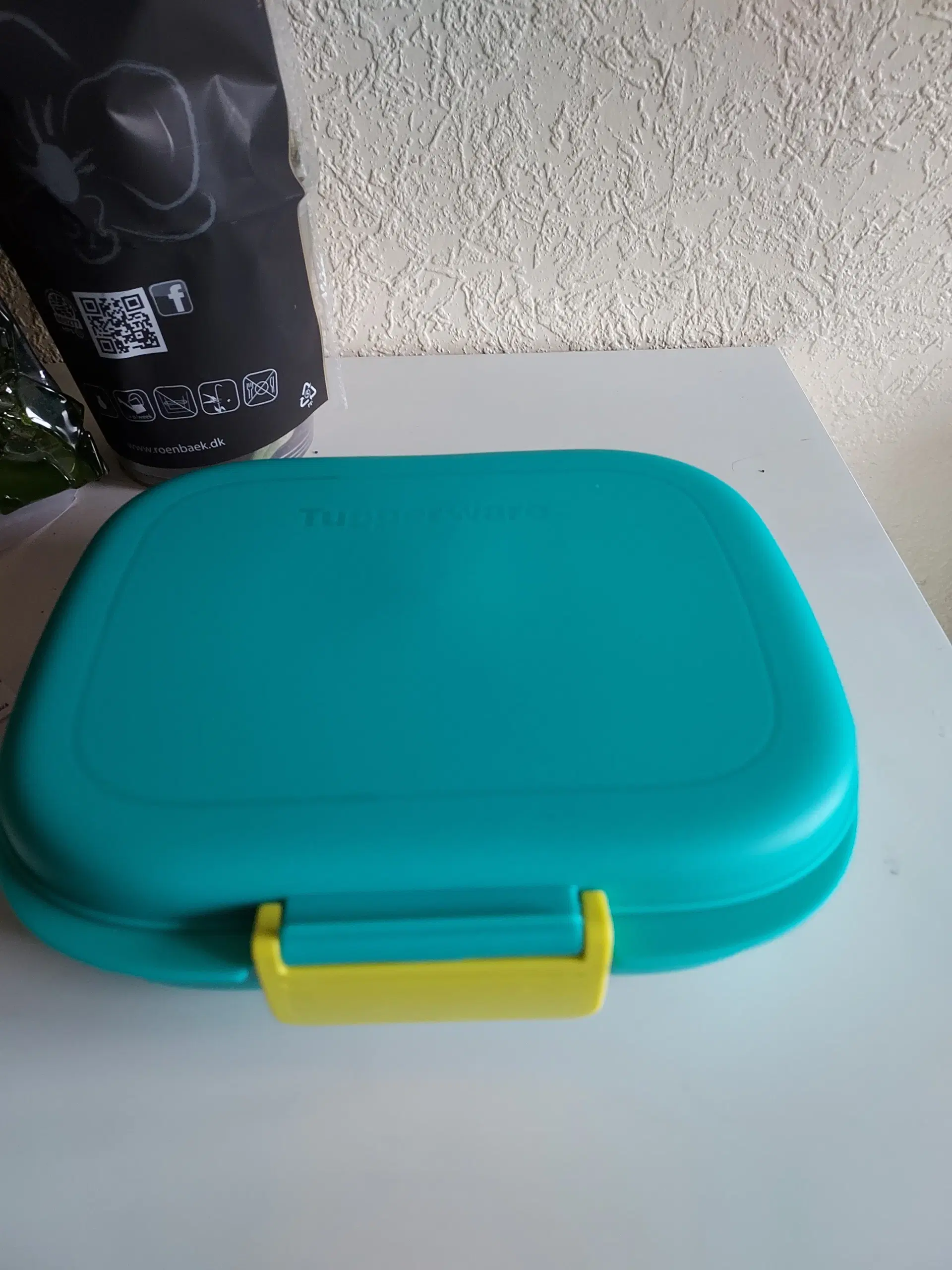 Tupperware lunch boks