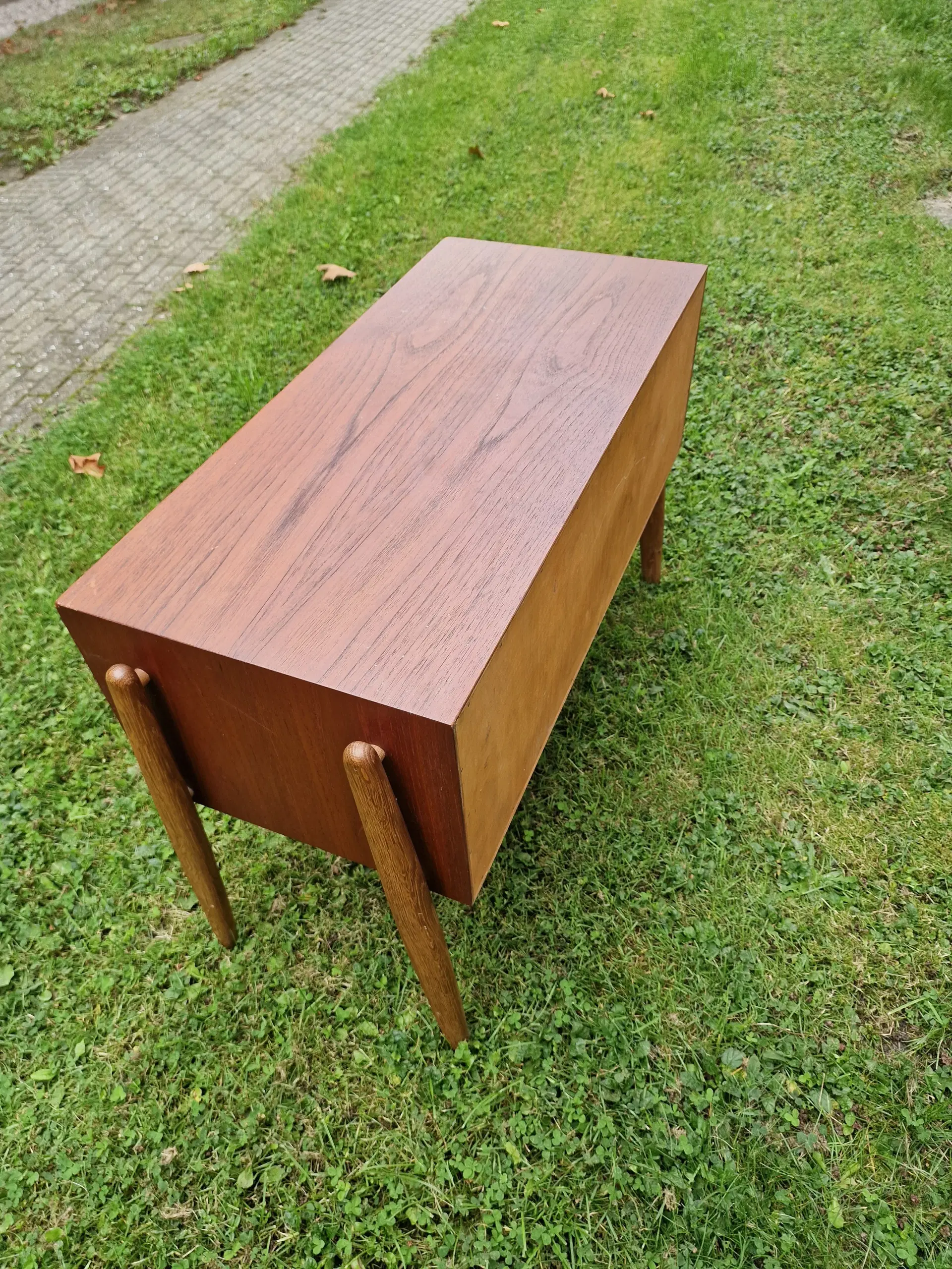 TV BORD I TEAK