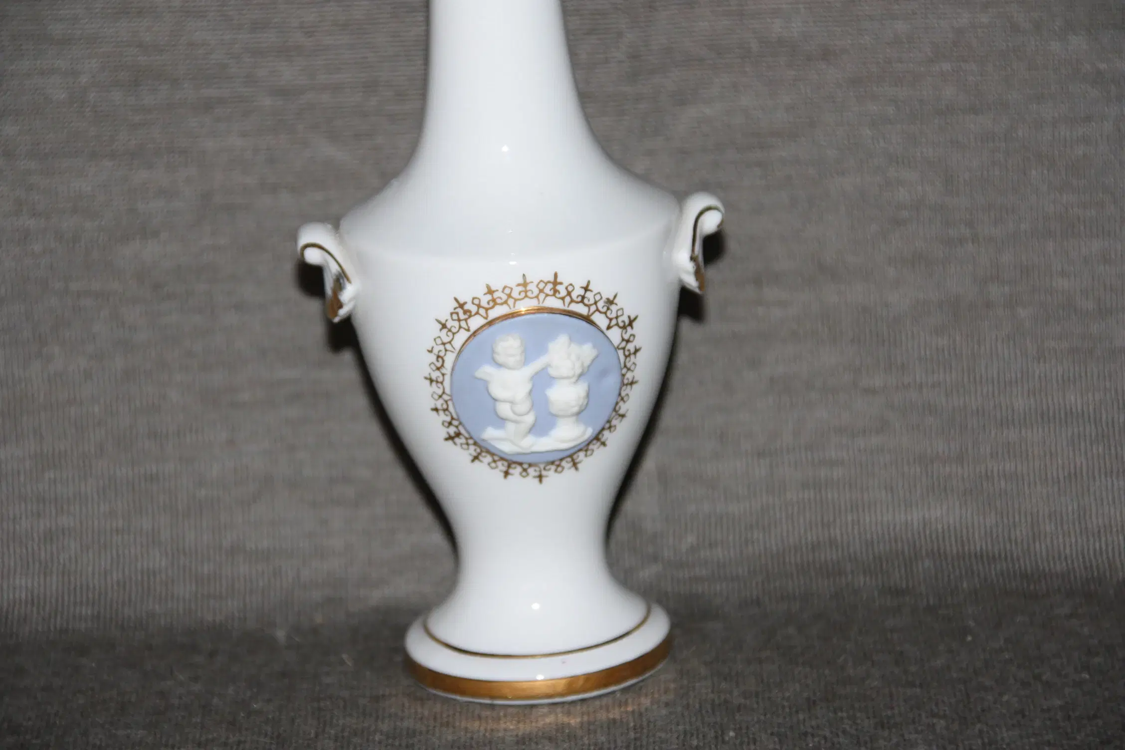 Vase med Wedgwood cameo  18 cm