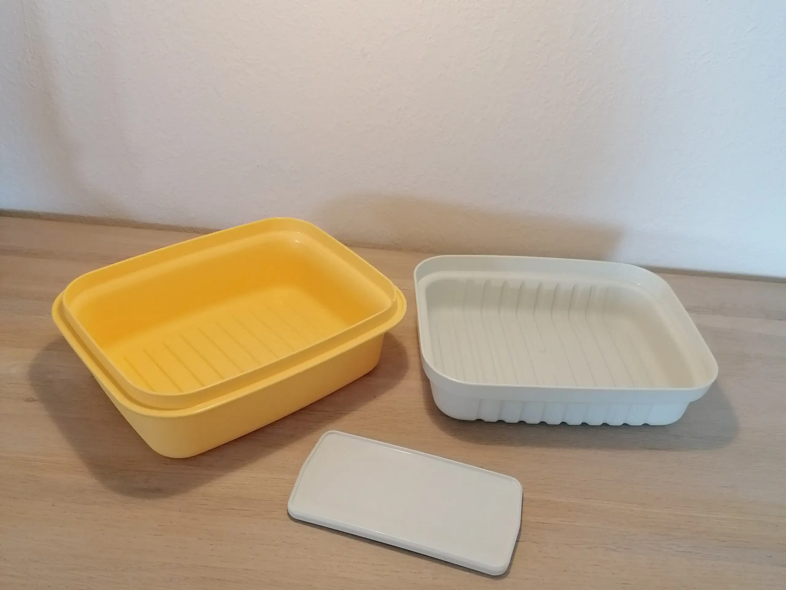 Tupperware boks med flytbart skillerum