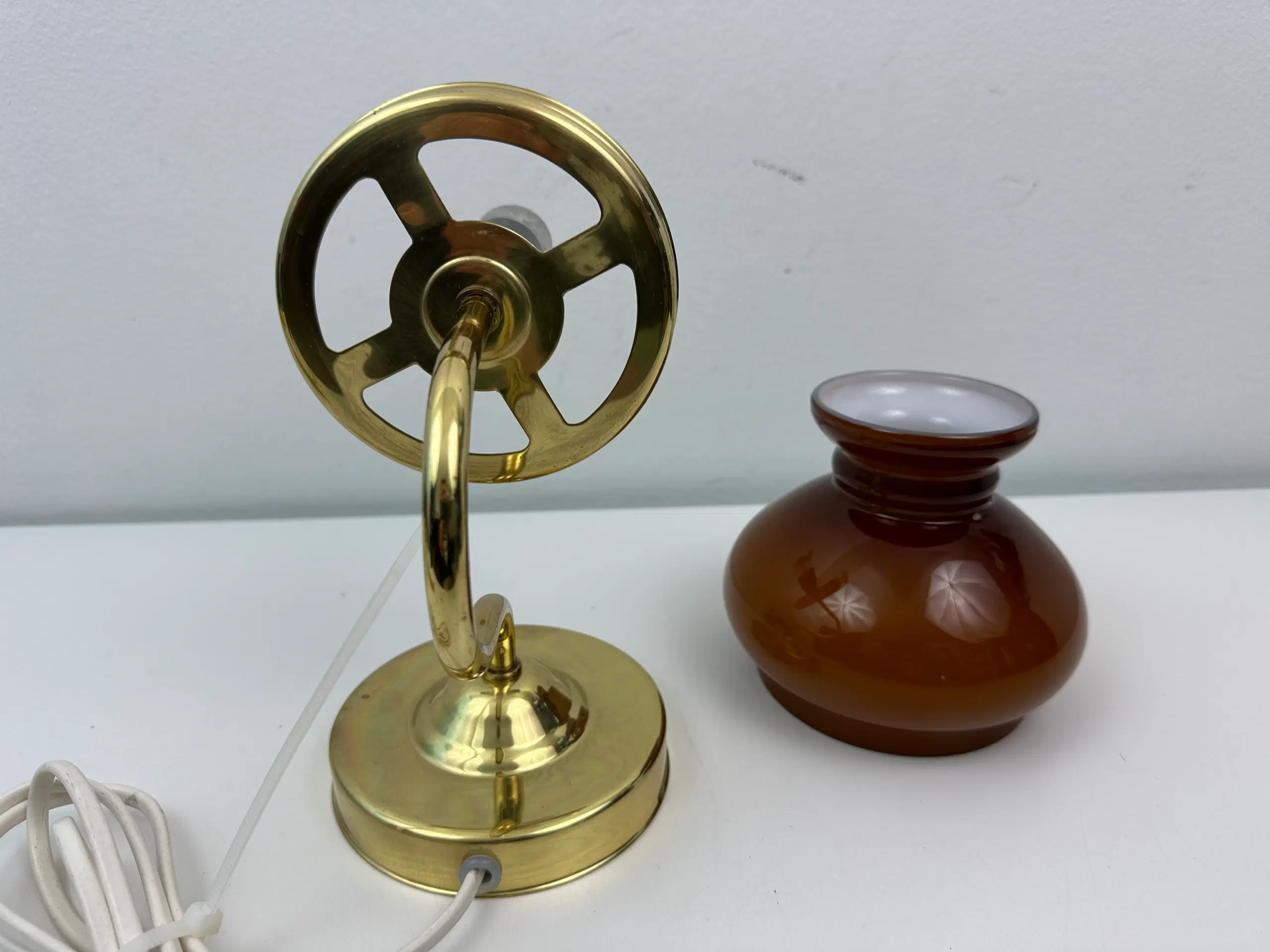 Vintage messing lampe med glas